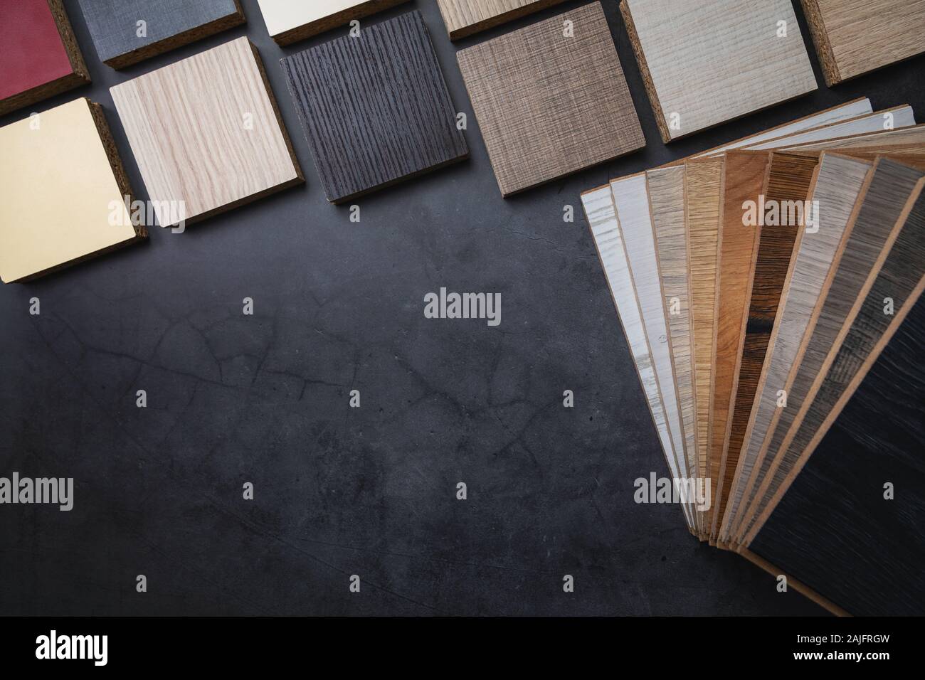 Holzstruktur Laminat fußböden und möbel Material Proben auf dunklem Stein Hintergrund mit Kopie Raum Stockfoto