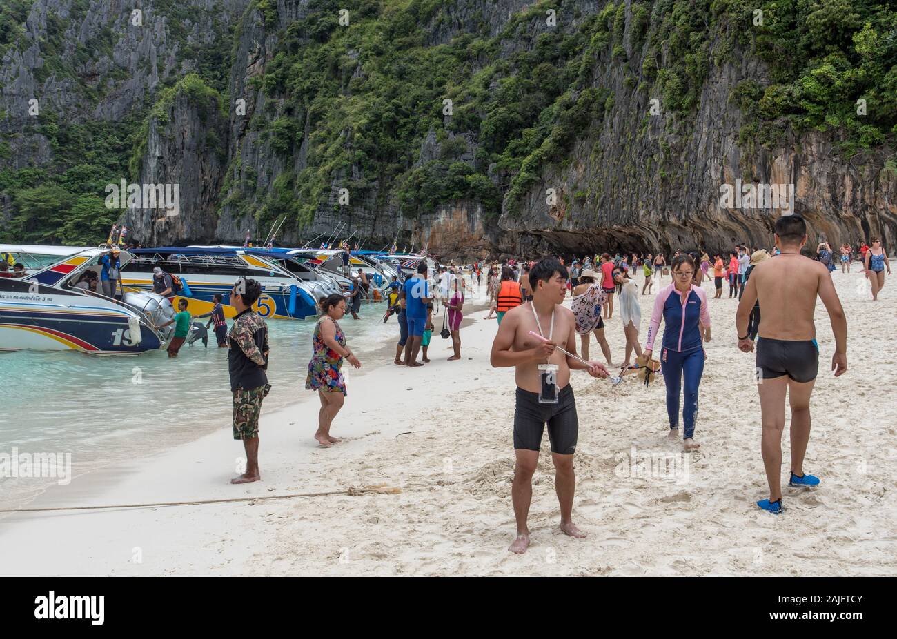 Maya Beach, Phi Phi Inseln, Thailand: Überfüllter Strand, Menge von Besuchern. Drehort für Den Strand (Film), Kinohauptfilm mit Leonardo Dicaprio Stockfoto