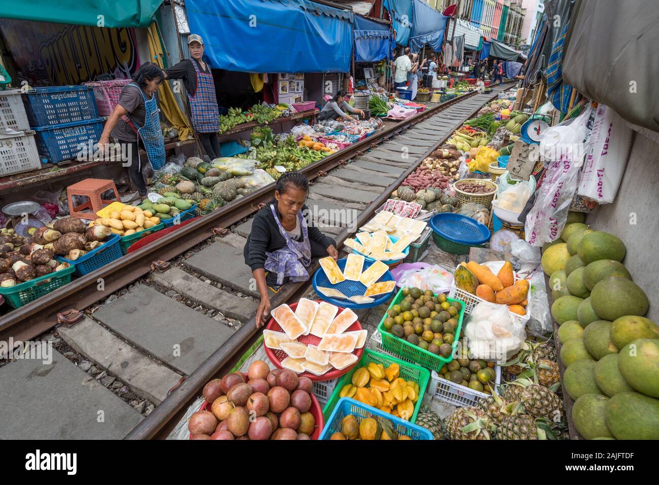 Maeklong, Bangkog, Thailand: die berühmte thailändische Eisenbahn Markt, eine touristische Attraktion Stockfoto