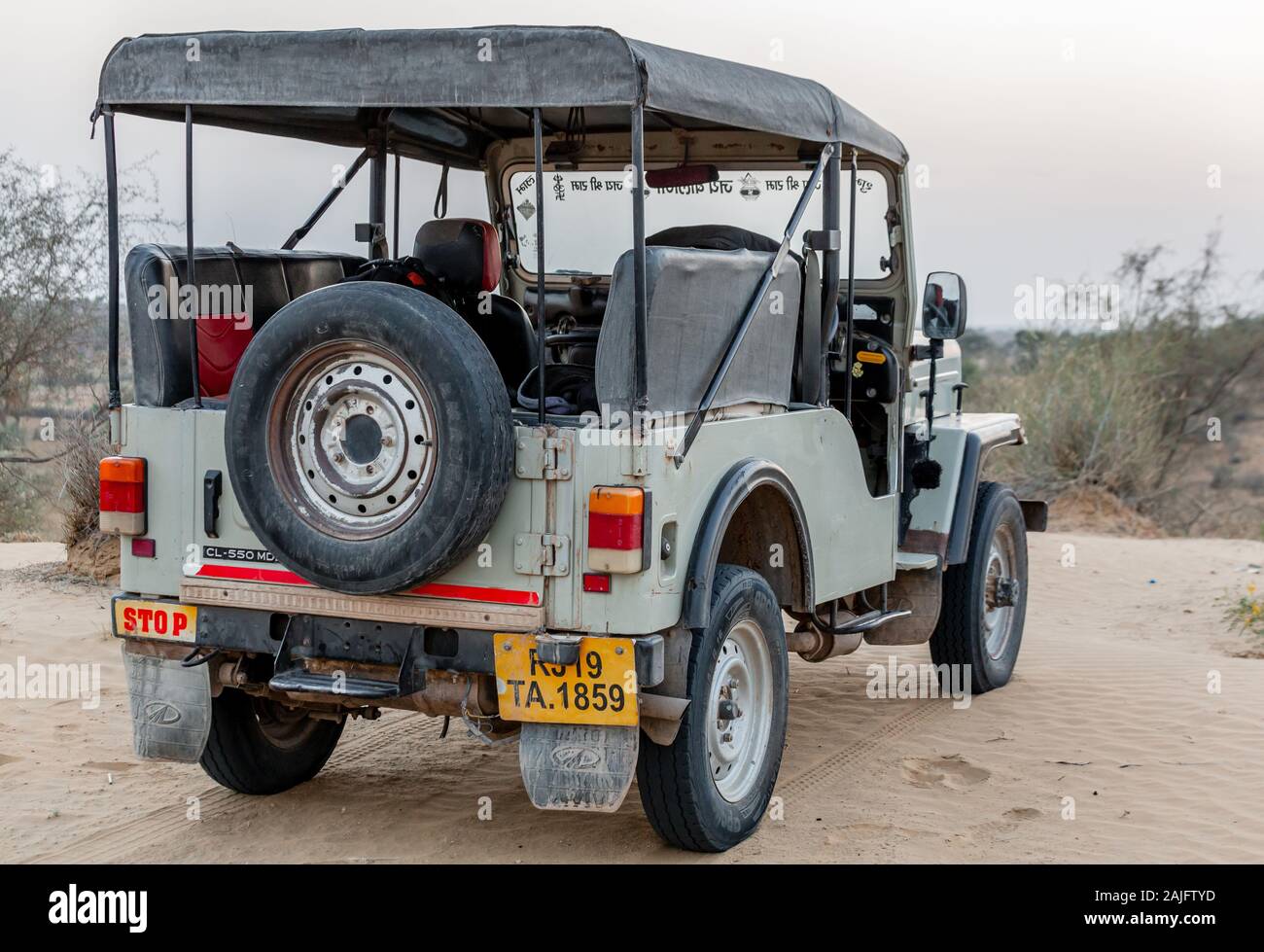 Jodhpur, Indien - 08.März 2017: Jeep in die Wüste bei Sonnenuntergang. Stockfoto