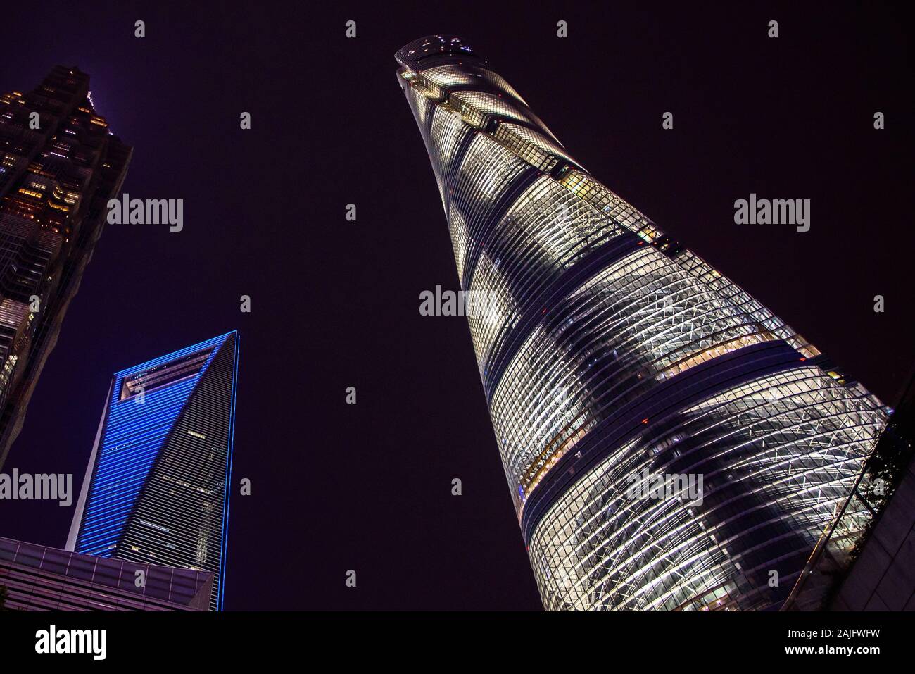 Shanghai, China: Panorama Nacht Blick auf Shanghai Tower und World Financial Center, Wolkenkratzer, das höchste Gebäude in Shanghai, vom Boden aus Stockfoto