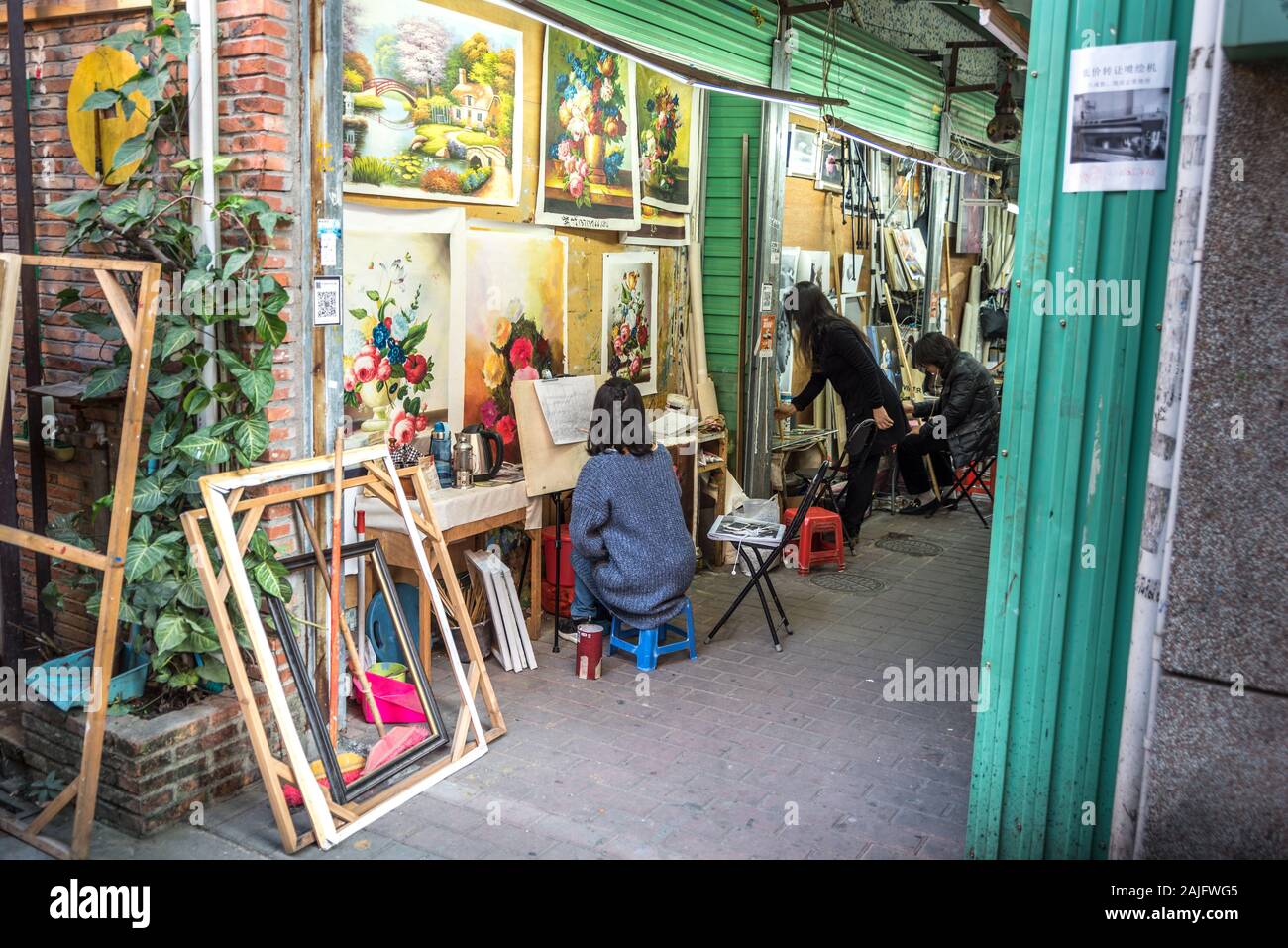 Shenzhen, China: Maler in der Ölgemälde-dorf Malerei Dorf machen Repliken berühmter Meisterwerke. Dieses Öl malerei Bezirk ist eine wichtige touristische Attraktion Stockfoto