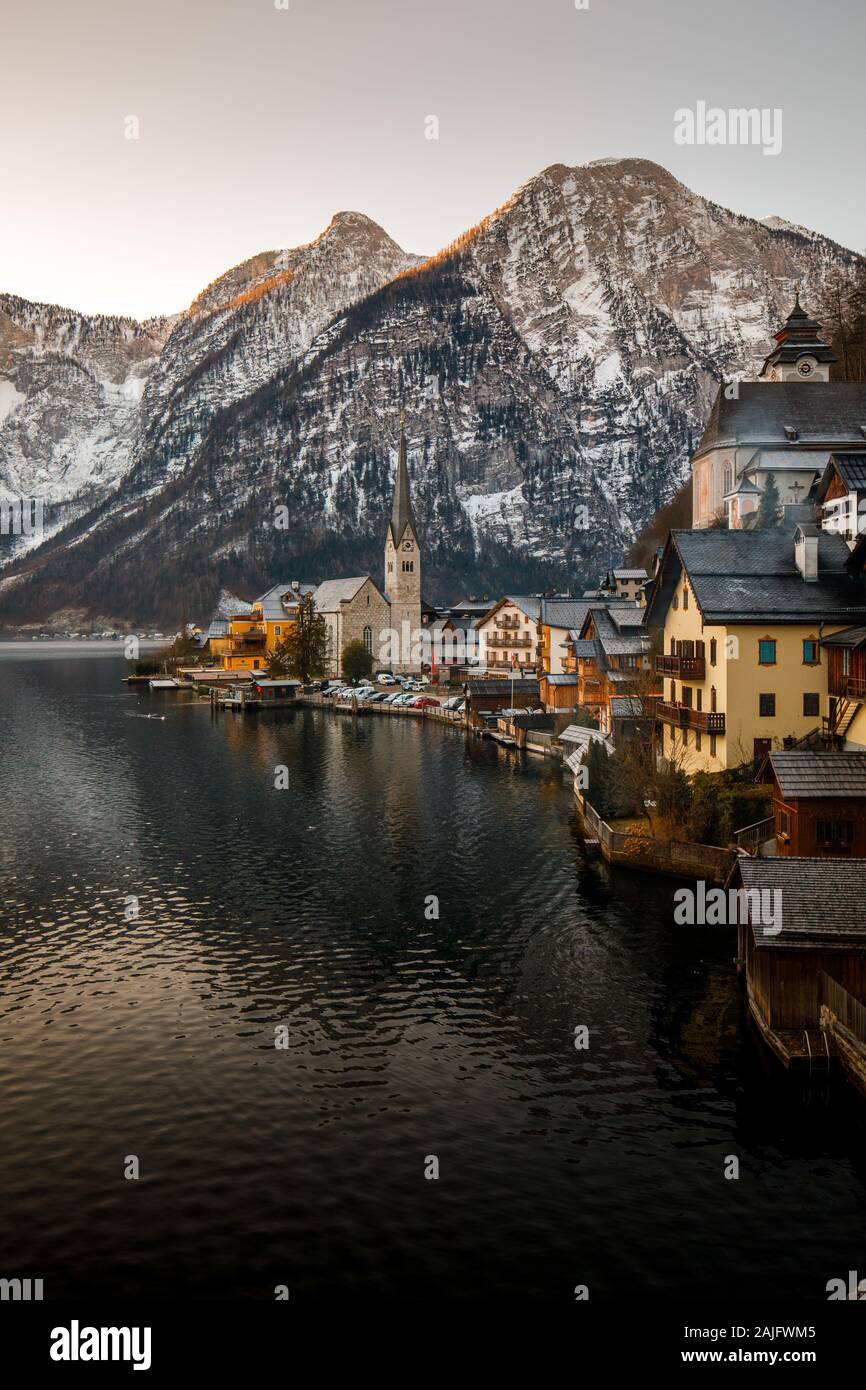 Winter Blick auf Hallstatt, traditionelle österreichische Wald Dorf, UNESCO Weltkulturerbe. Alpen, Österreich. Stockfoto