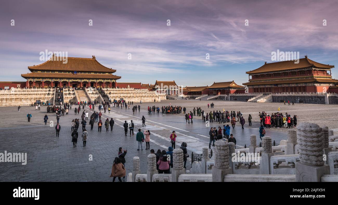Peking, China: Wunderschöner Panoramaausblick Auf Die Verbotene Stadt mit vielen Besuchern und Touristen, die bei Sonnenuntergang im Winter zu sehen sind Stockfoto