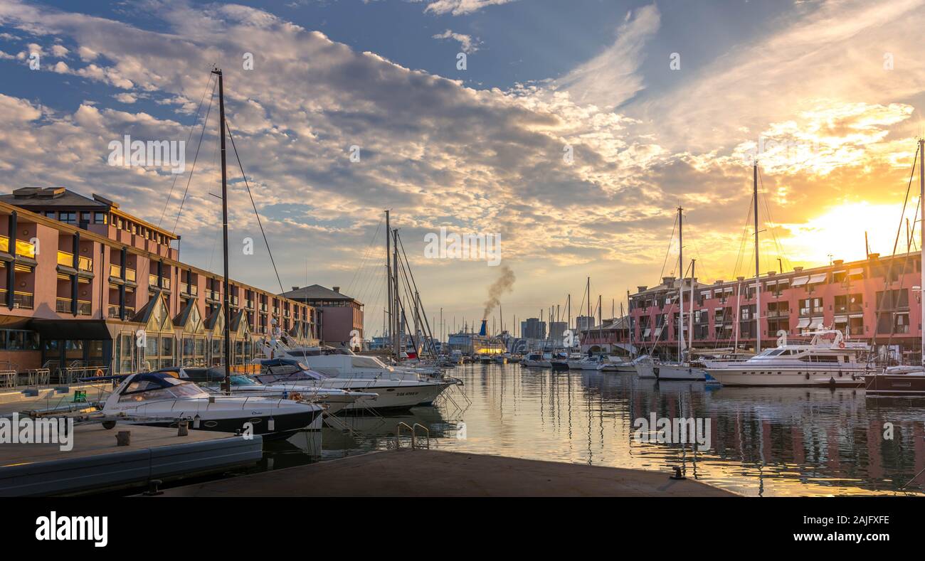Genua, Ligurien, Italien: Sonnenuntergang Blick auf den alten Hafen (Porto Antico), Segelboote am Kai in der Nähe Aquarium, Reflexionen auf Wasser, Sonne Stockfoto