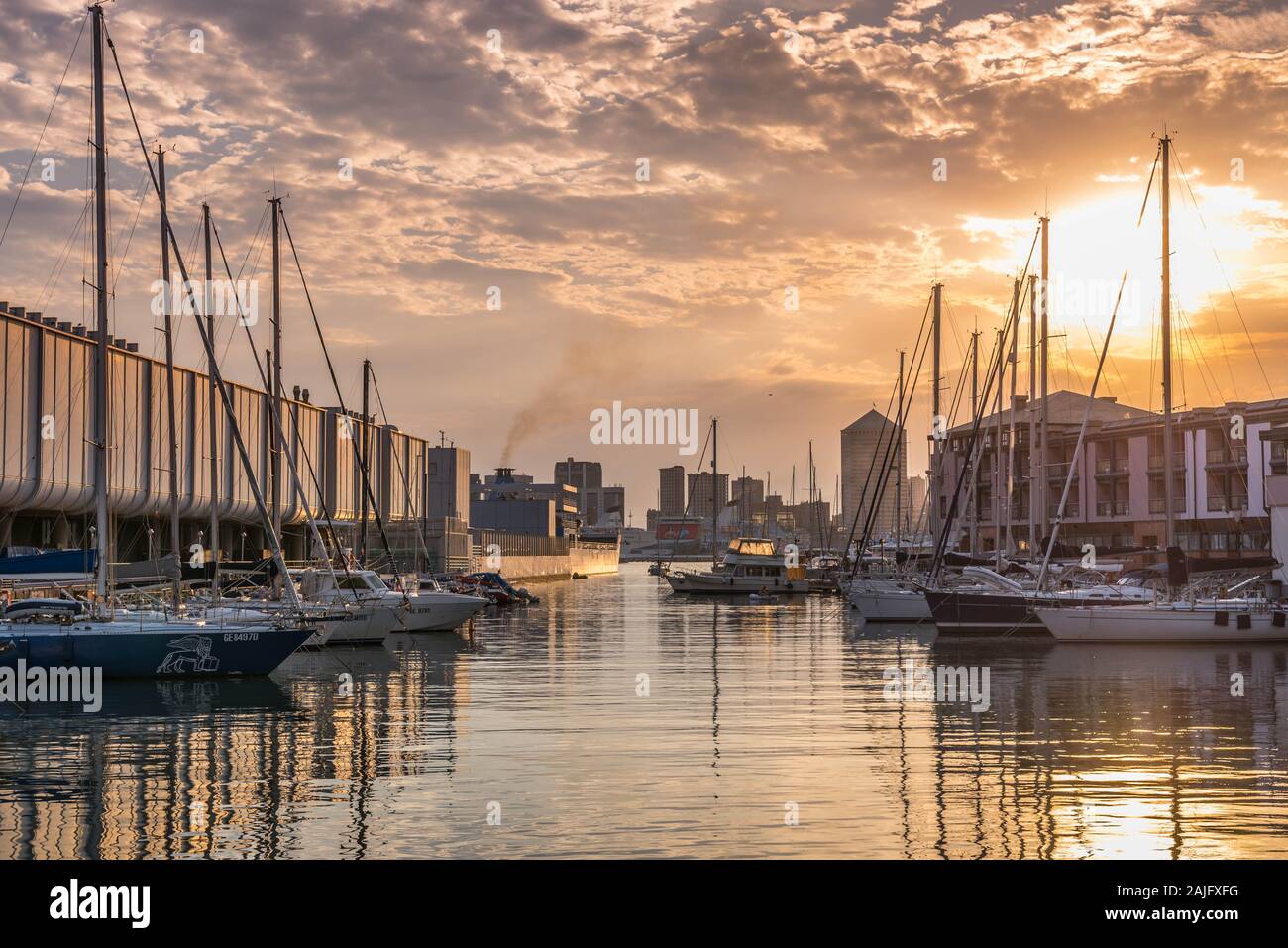 Genua, Ligurien, Italien: Sonnenuntergang Blick auf den alten Hafen (Porto Antico), Segelboote am Kai in der Nähe Aquarium, Reflexionen auf Wasser, Sonne Stockfoto
