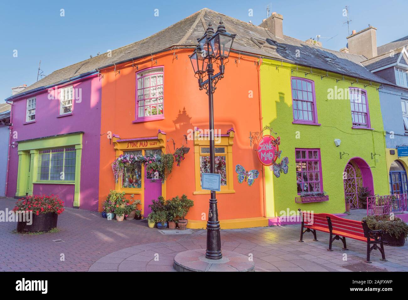 Kinsale, County Cork, Irland: Schöne traditionelle bunte Irische Häuser, Blumen, lebendige Farben farbige Fassaden, alte Strassenlaterne street lamp Stockfoto