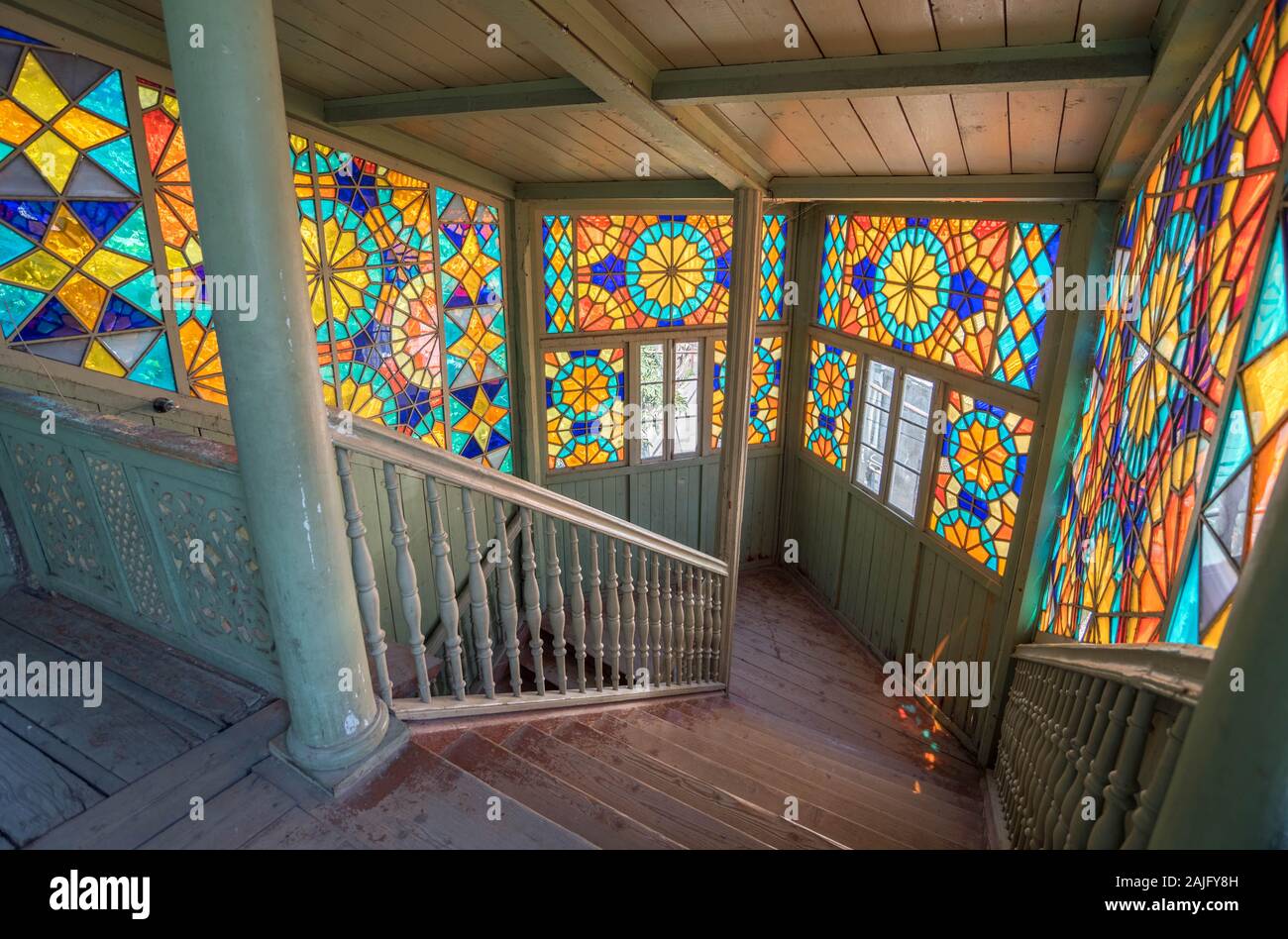 Tiflis, Georgien: das Innere des berühmten traditionellen alten Holz Georgian House mit bunten Glasfenster und Holztreppe Stockfoto