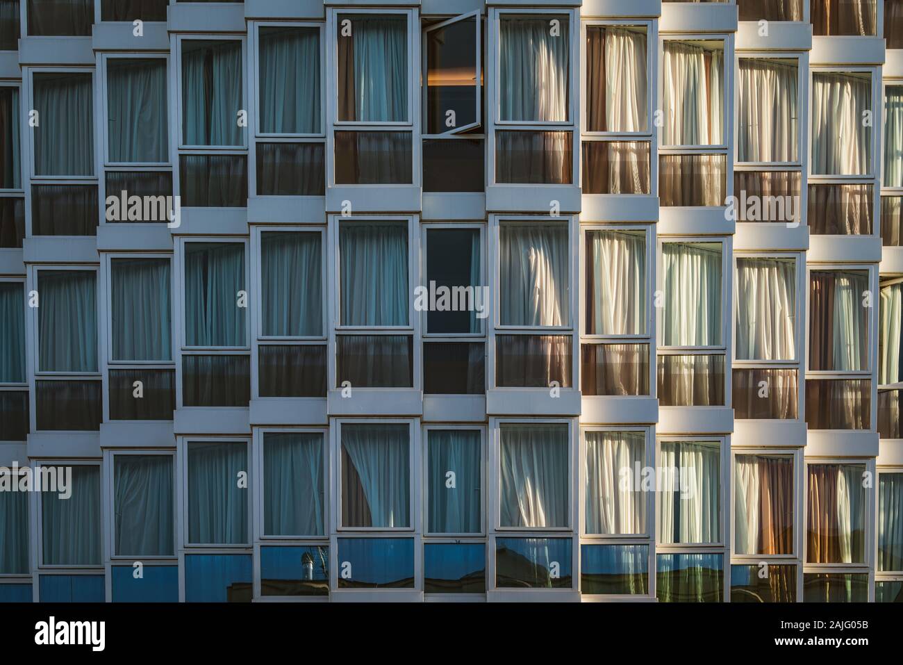 Eklektische verglaste Fassade eines städtischen Gebäude. Stockfoto