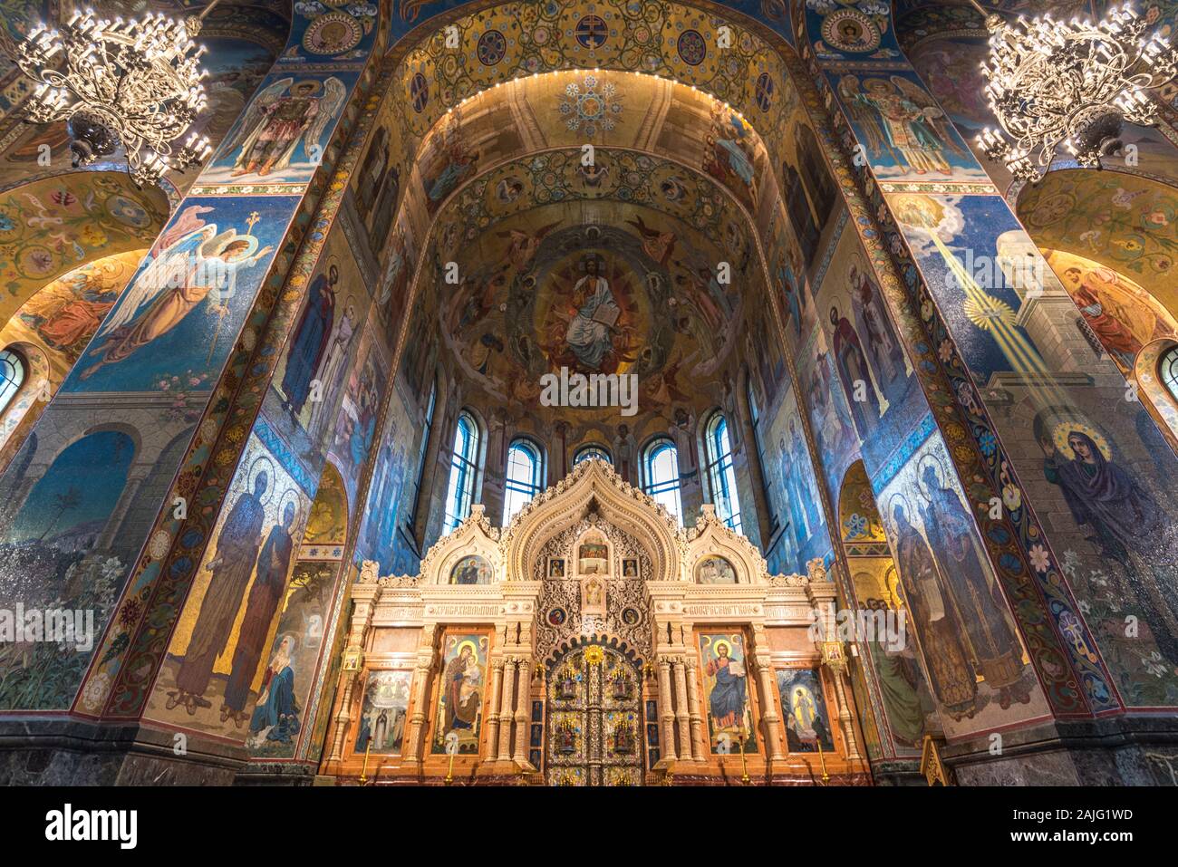 Sankt Petersburg, Russland: Innenraum der Kirche des Erlösers auf Blut (Blut) ist eine der wichtigsten Sehenswürdigkeiten von St. Petersburg, großem Betrachtungswinkel Stockfoto