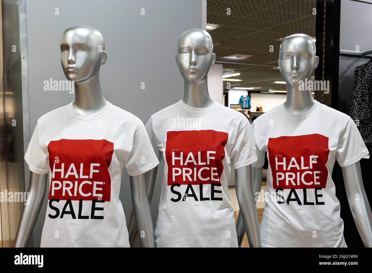 Mannequin in der debenhams Department Store, kleidung shop Werbung einen halben Preis verkaufen, nach Weihnachten und Neues Jahr Umsatz Stockfoto