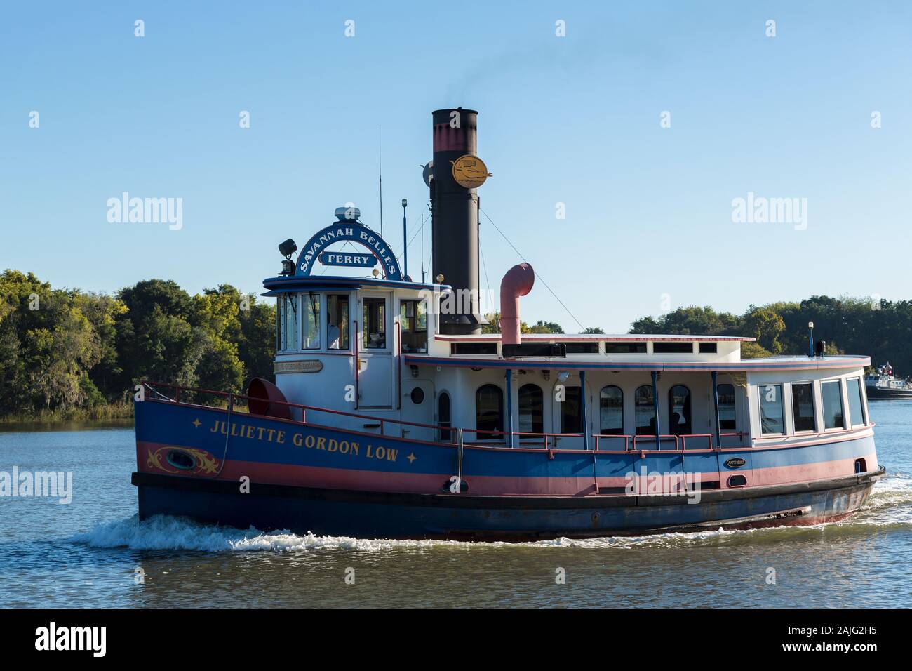 Fähre oder River Taxi kommt an Waterfront, Savannah, GA, USA Stockfoto