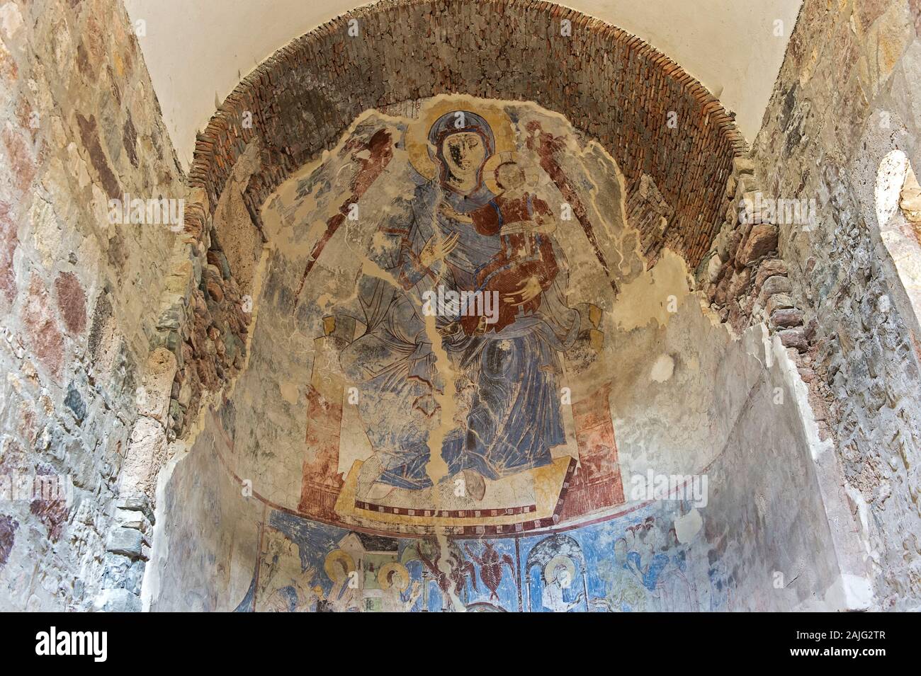 Altarfresko, das eine sitzende Jungfrau Maria darstellt, in der georgisch-orthodoxen Kintsvisi-Monastry, Region Shida Kartli, Georgien Stockfoto