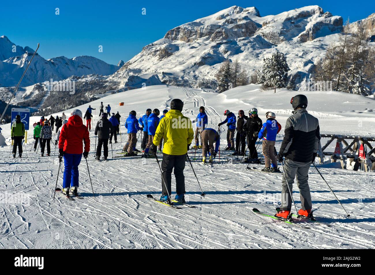 Skifahrer auf der Oberseite des Piz La Ila, La Villa, Alta Badia, Dolomiten, Südtirol, Italien Stockfoto