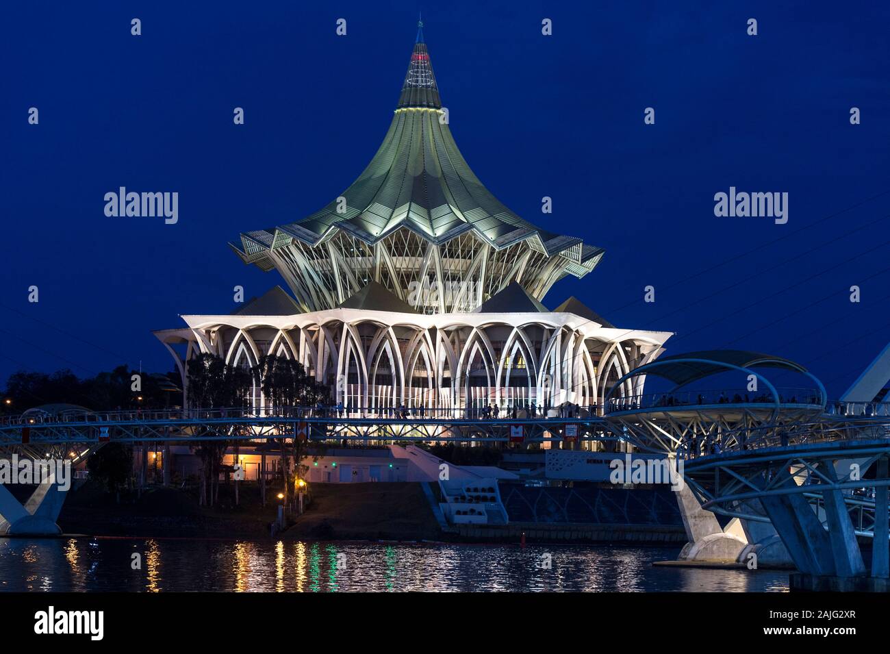 Sarawak Legislative Assembly Building, Dewan Undangan Negri Landtag, am Sarawak River, Kuching, Sarawak, Borneo, Malaysia Stockfoto