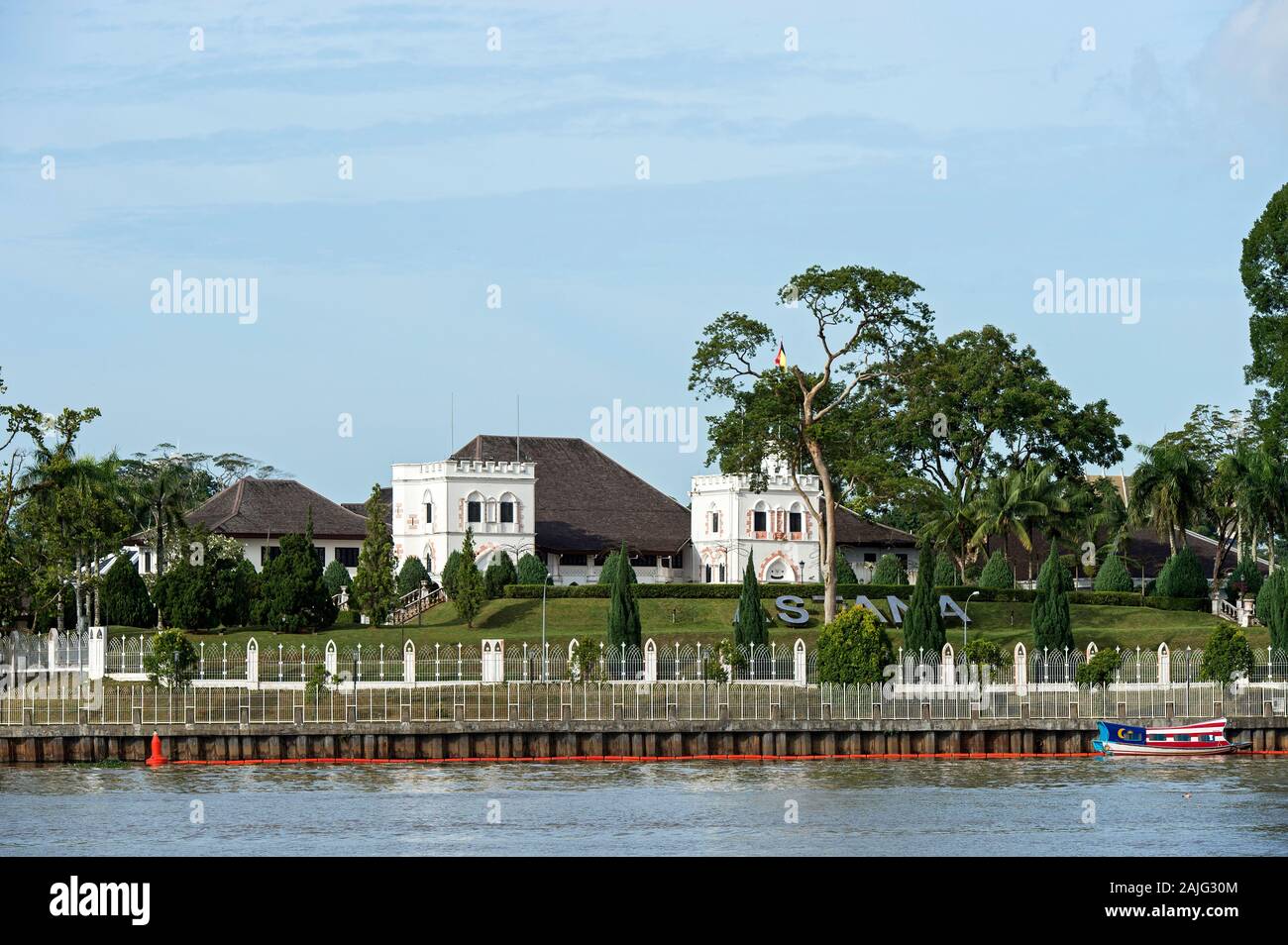 Astana Palace, die offizielle Residenz des Gouverneurs von Sarawak, am Sarawak River, Kuching, Sarawak, Borneo, Malaysia Stockfoto