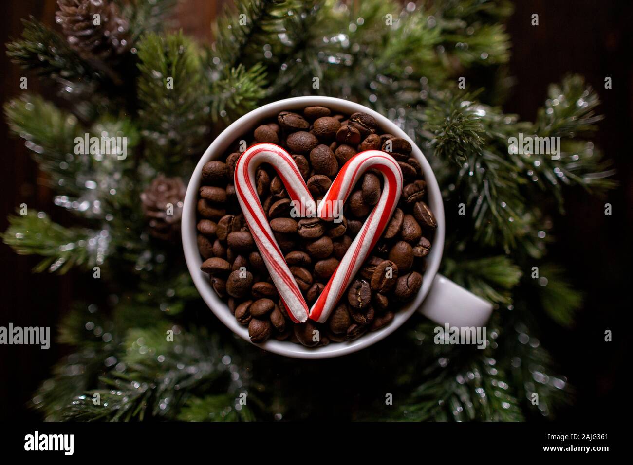 Nahaufnahme über dem Shot Kaffeesatz mit Süßigkeitenherz und Wintergemüse Stockfoto