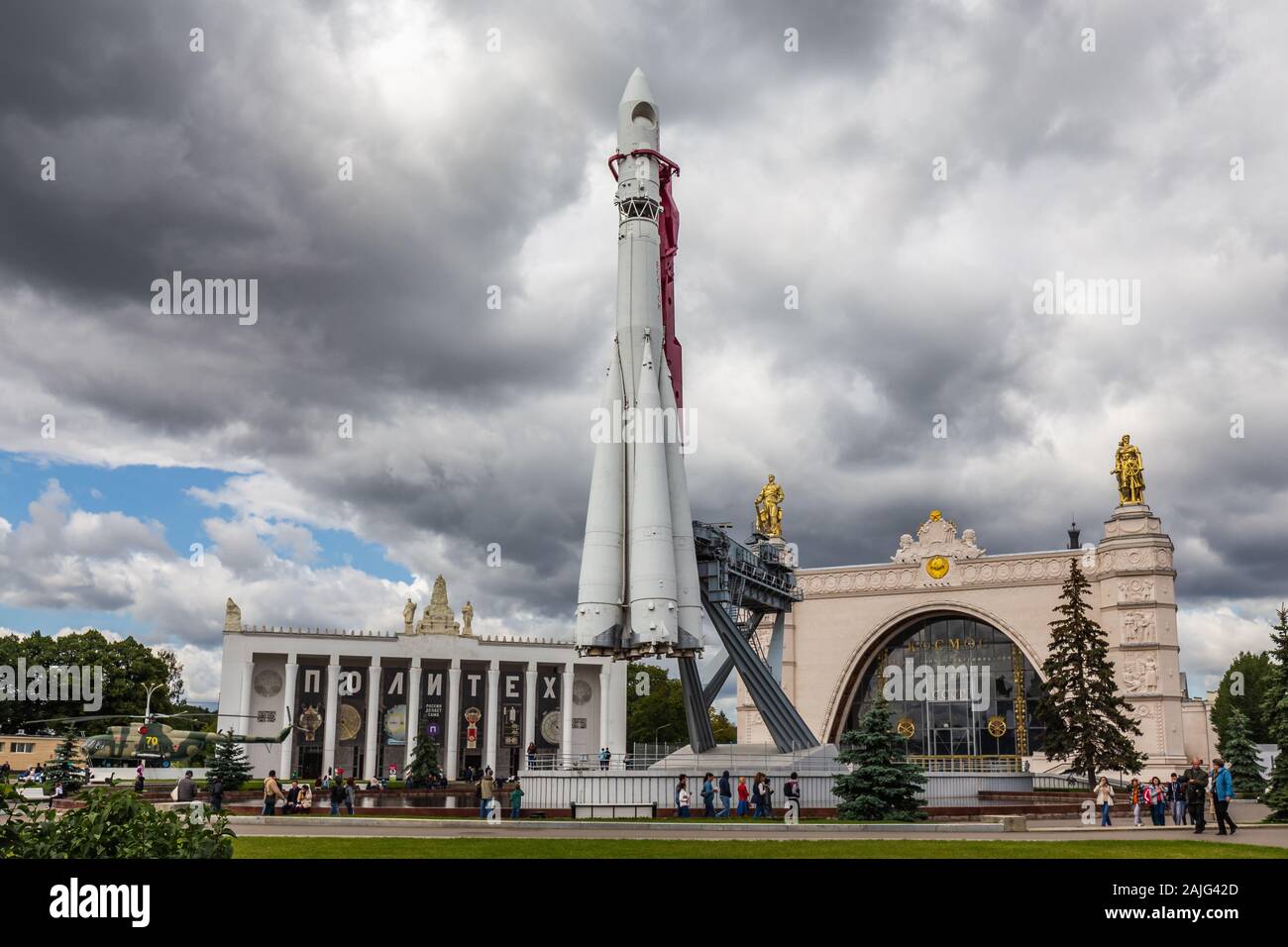 Sowjetische Weltraumrakete Wostok in vdnh Park in Moskau closeup an sonnigen Sommertag gegen den blauen Himmel mit weißen Wolken. Moskau, Russland - 06 August 2019. Stockfoto