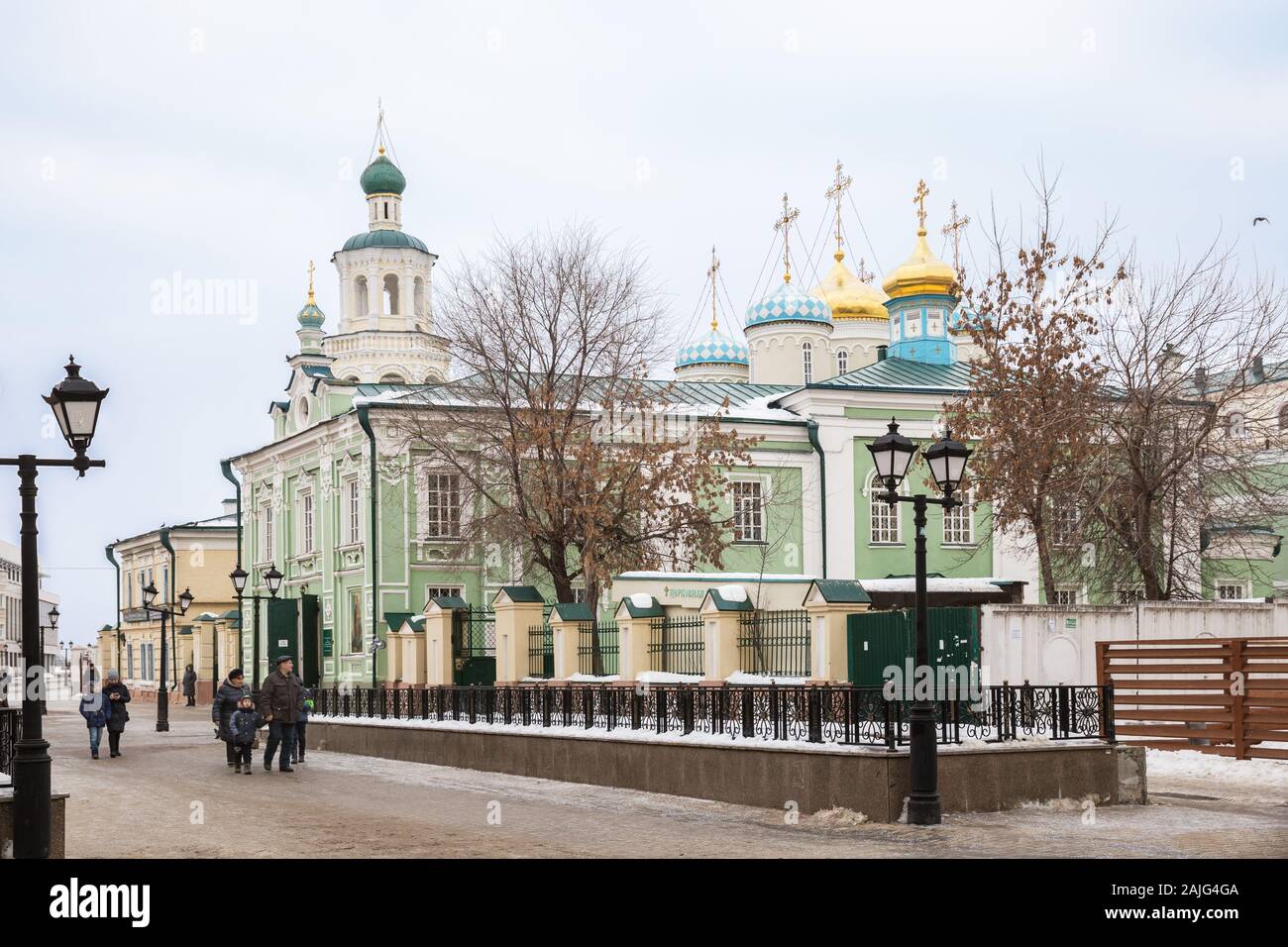 Kasan, Russland - Januar 03, 2018: die Menschen in der Nähe von St. Nikolaus Kathedrale (Dom) auf nikolsky Bauman Street im Zentrum von Kasan Stockfoto