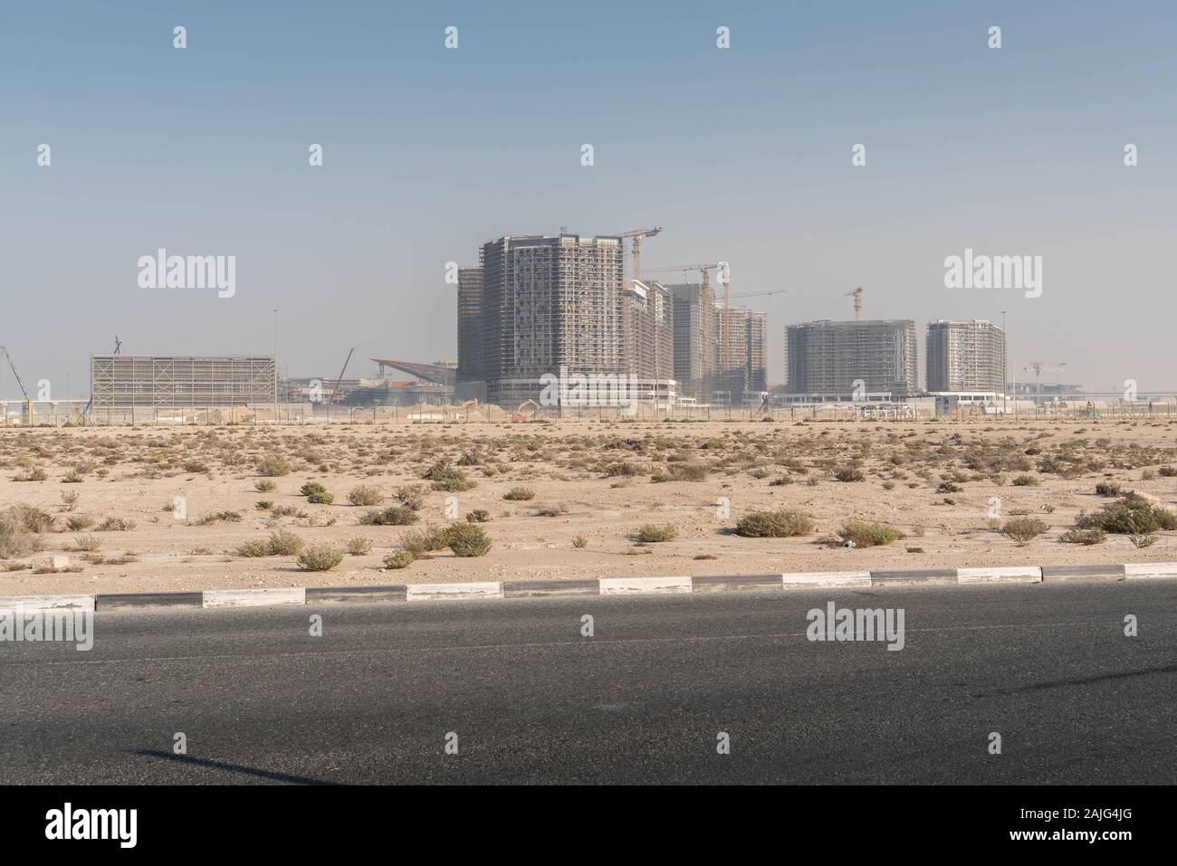 Dubai, Vereinigte Arabische Emirate: Baustelle der Expo 2020, Gebäude im Bau, Gerüste und Kräne, in der Nähe der Al Maktoum Airport Stockfoto