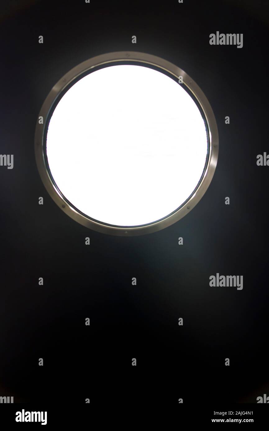 Runde Öffnung an einer Tür Stockfoto