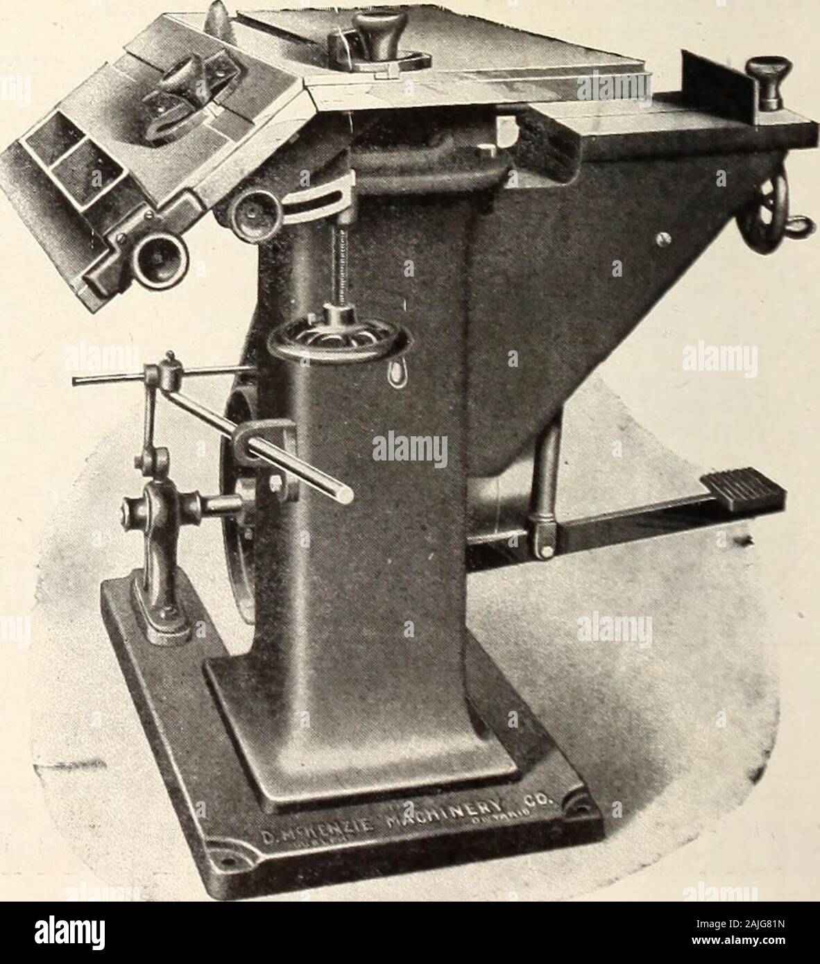 Kanadische Holzwerkstoffindustrie. r-cured Lumber Co... 103 Die Handlichsten Maschine auf dem Markt der Split-Kipptisch (Patent beantragt) kann betilted und verriegelt in einem beliebigen Winkel bis 45 Dep. t eesas auf die abgestufte Segment angezeigt. Diese Maschine ist auch mit einer soliden Tabelle geliefert. Das Bor- Anlage ist sehr in sich selbst vollkommen. Eine footlever ist mit der Tabelle, die Hintenziehen und Folien auf dem Knie verbunden. Eine große Feder sich in der Spalte der Maschine releasesthe automatisch von der Bit, wenn der Druck ist removedfrom der Fußhebel. Die langweiligen Attachment israise Stockfoto
