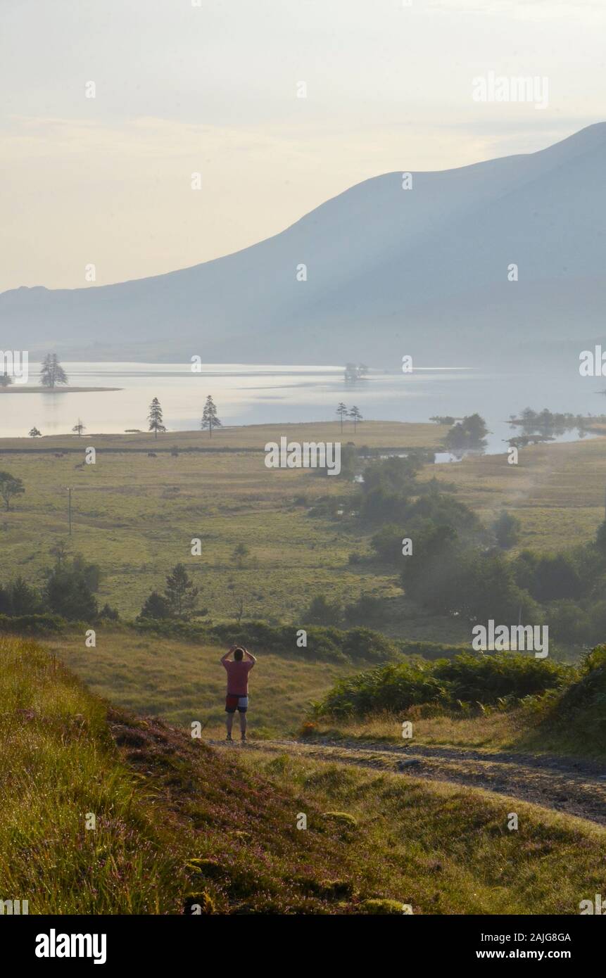 Der Mann fotografiert mit einem Smartphone in den schottischen Highlands, Schottland, Großbritannien Stockfoto