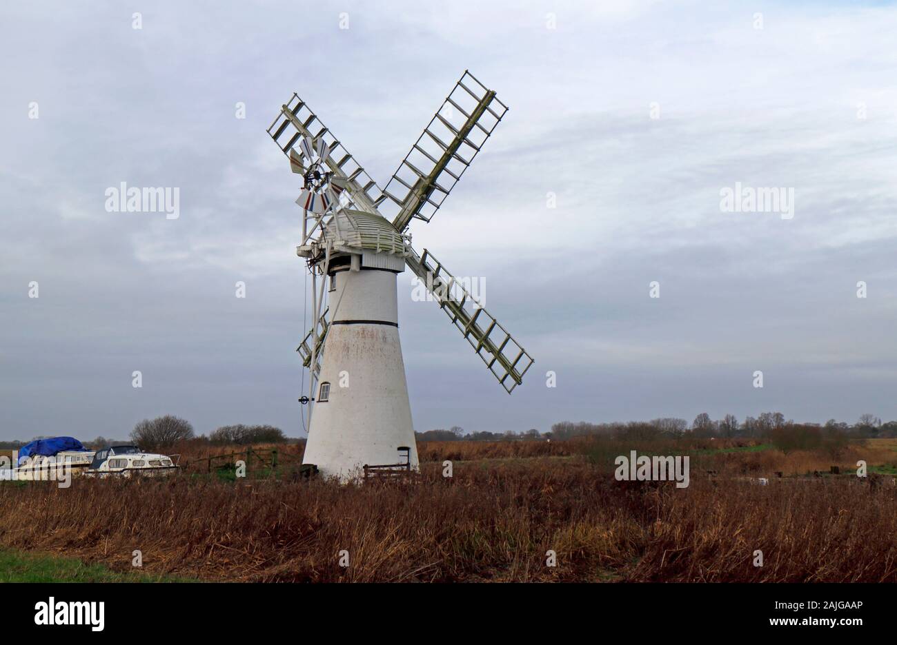 Thurne Deich Entwässerung Mühle am Fluss Thurne auf der Norfolk Broads an Thurne, Norfolk, England, Vereinigtes Königreich, Europa. Stockfoto