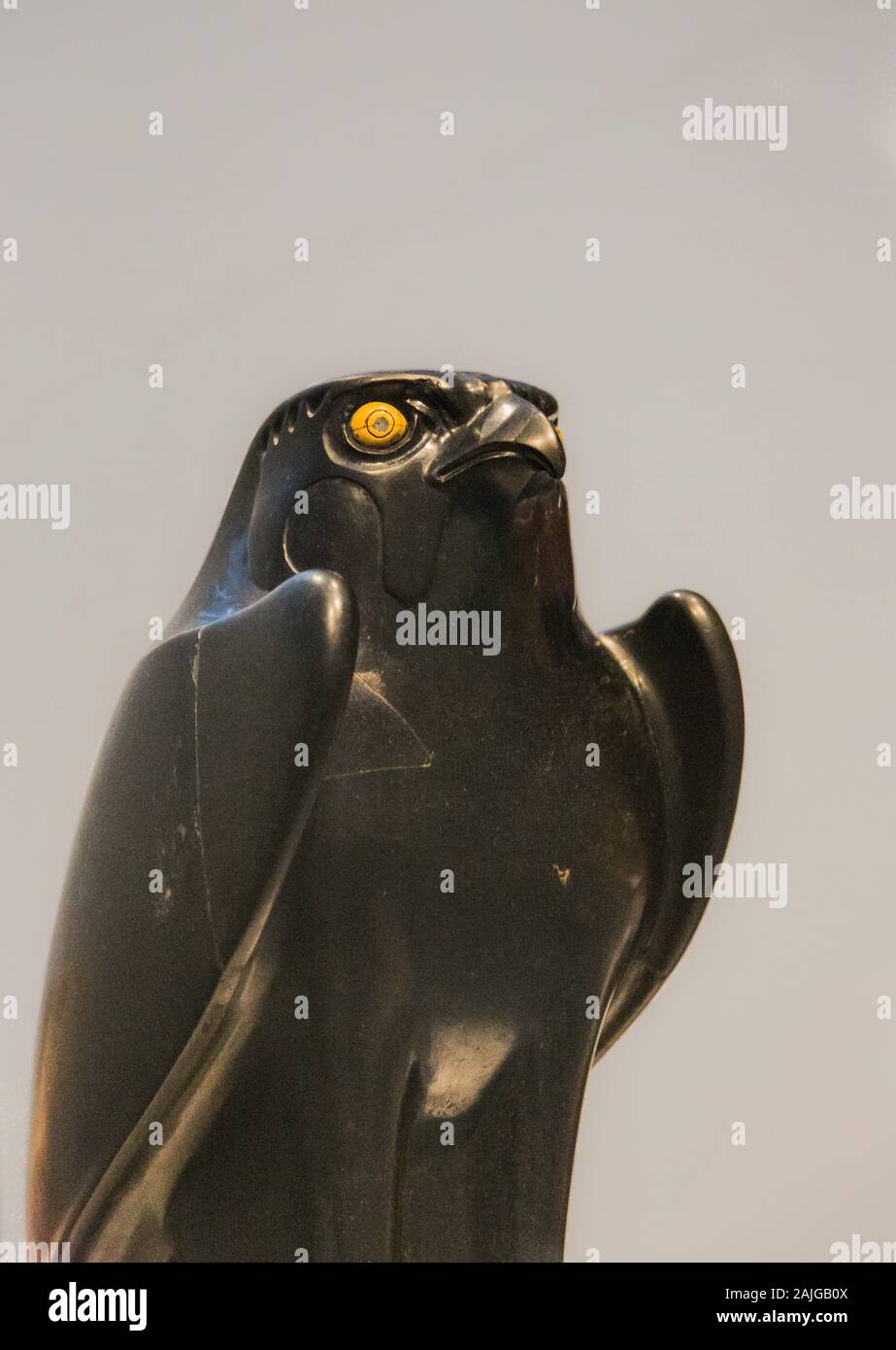Ausstellung "Das Reich der Tiere im Alten Ägypten", im Jahr 2015 durch die louvre-lens Museum organisiert. Horus als Falcon, griechisch-römischen Periode. Stockfoto