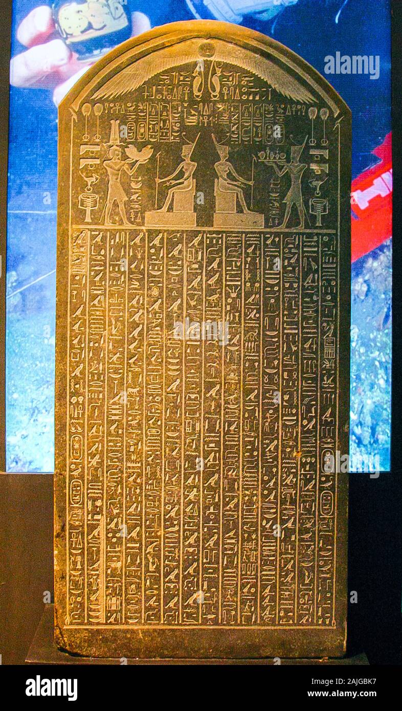 Ägypten, Alexandria, National Museum, Stele von Nectanebo I, eine Kopie der "naucratis Stele". Aus schwarzem Granit. In einer Unterwasserwelt Ambiente in der Rückseite angezeigt. Stockfoto