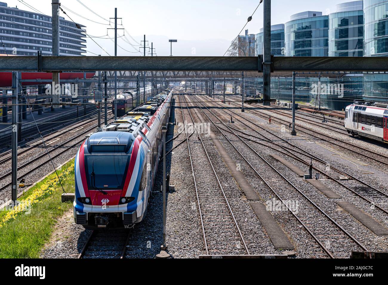 Genf, Schweiz - 14 April 2019: Eine moderne speedy Zug am Bahnhof Geneve - Bild Stockfoto