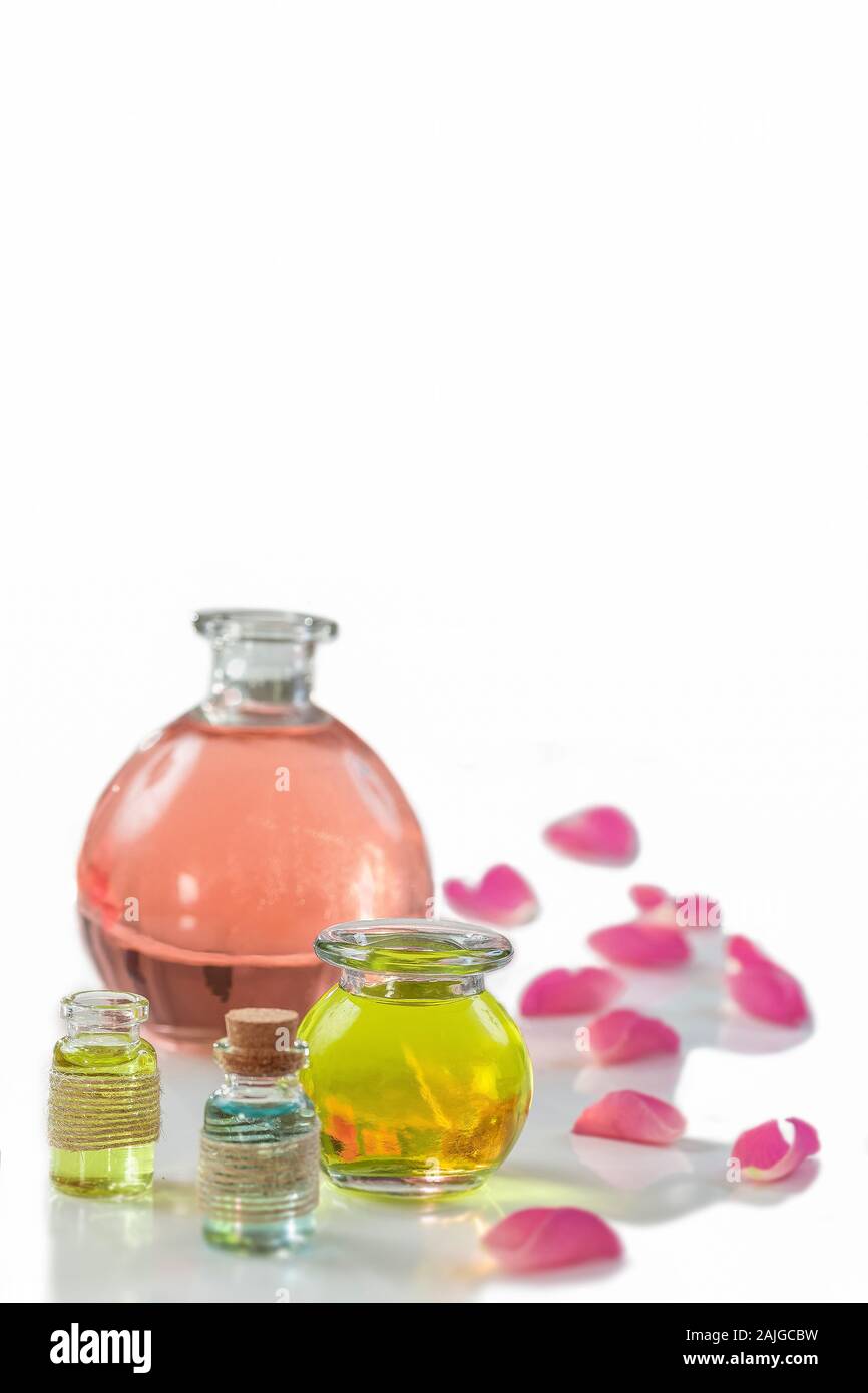 Rose Blumenblätter mit Aromatherapie Ätherische Öl Glas Flasche über weiß, Hintergrund, kopieren - Raumfahrt Stockfoto