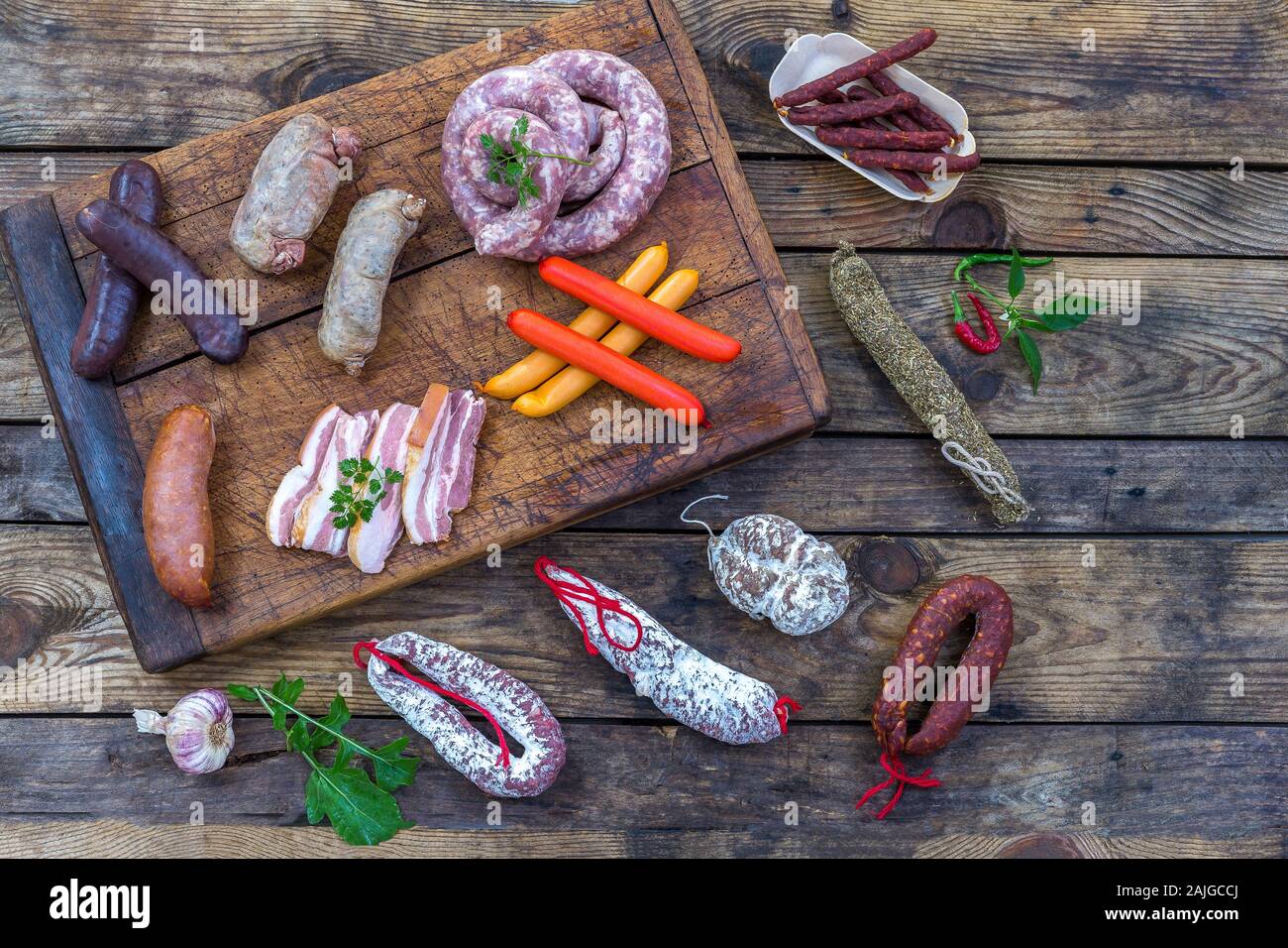 Auswahl an französischen raw Charcuterie Bord, mit Rucola Blätter und trockene Wurst über eine Holz- Hintergrund Stockfoto