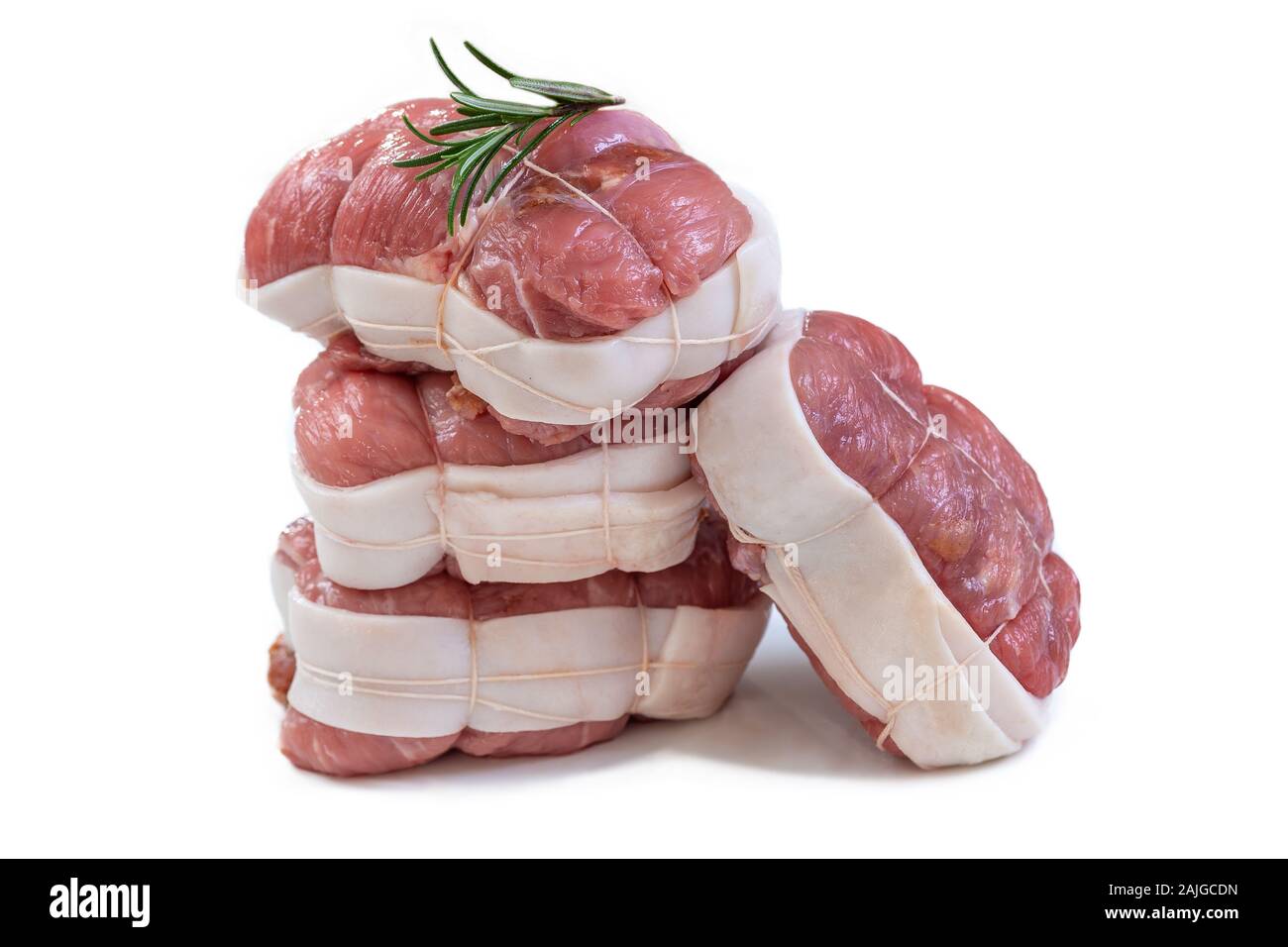 Rohes Fleisch paupiettes, Rosmarin und roten Pfeffer auf weißem Hintergrund Stockfoto