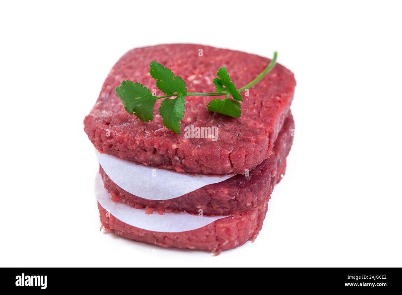 Gehacktes Fleisch auf weißem Hintergrund. blutige, Essen. Stockfoto