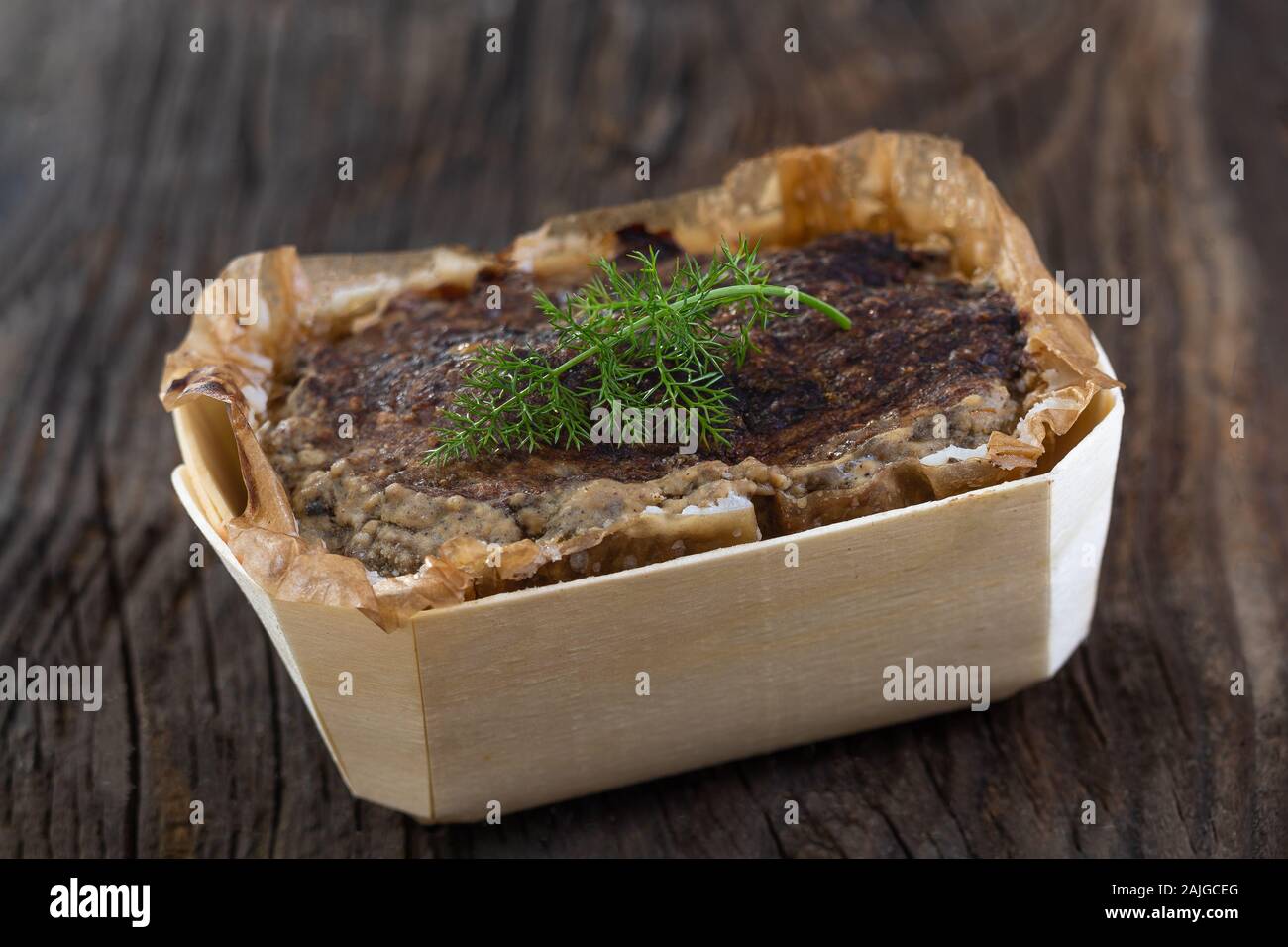 Land Pastete mit Fleisch und Leber auf hölzernen Hintergrund Stockfoto
