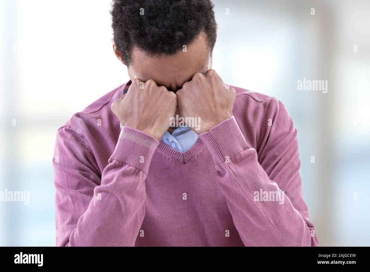 Junger Mann leiden Depressionen Gefühl Trauer und Schmerz in menschlichen Emotionen Mimik. Stockfoto