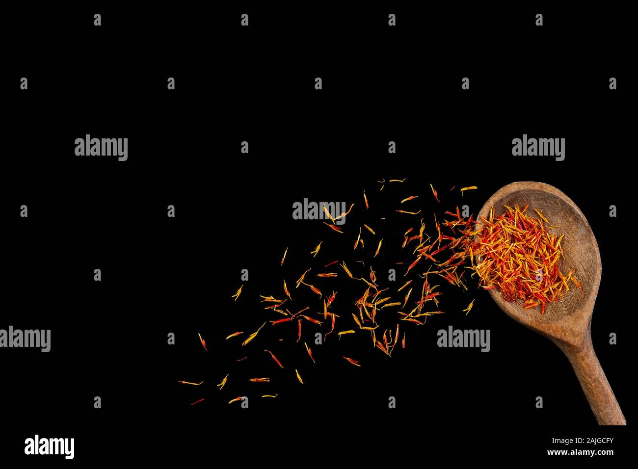 Safran in einem Löffel auf einem dunklen Hintergrund, Blüten, kochen Hintergrund Stockfoto