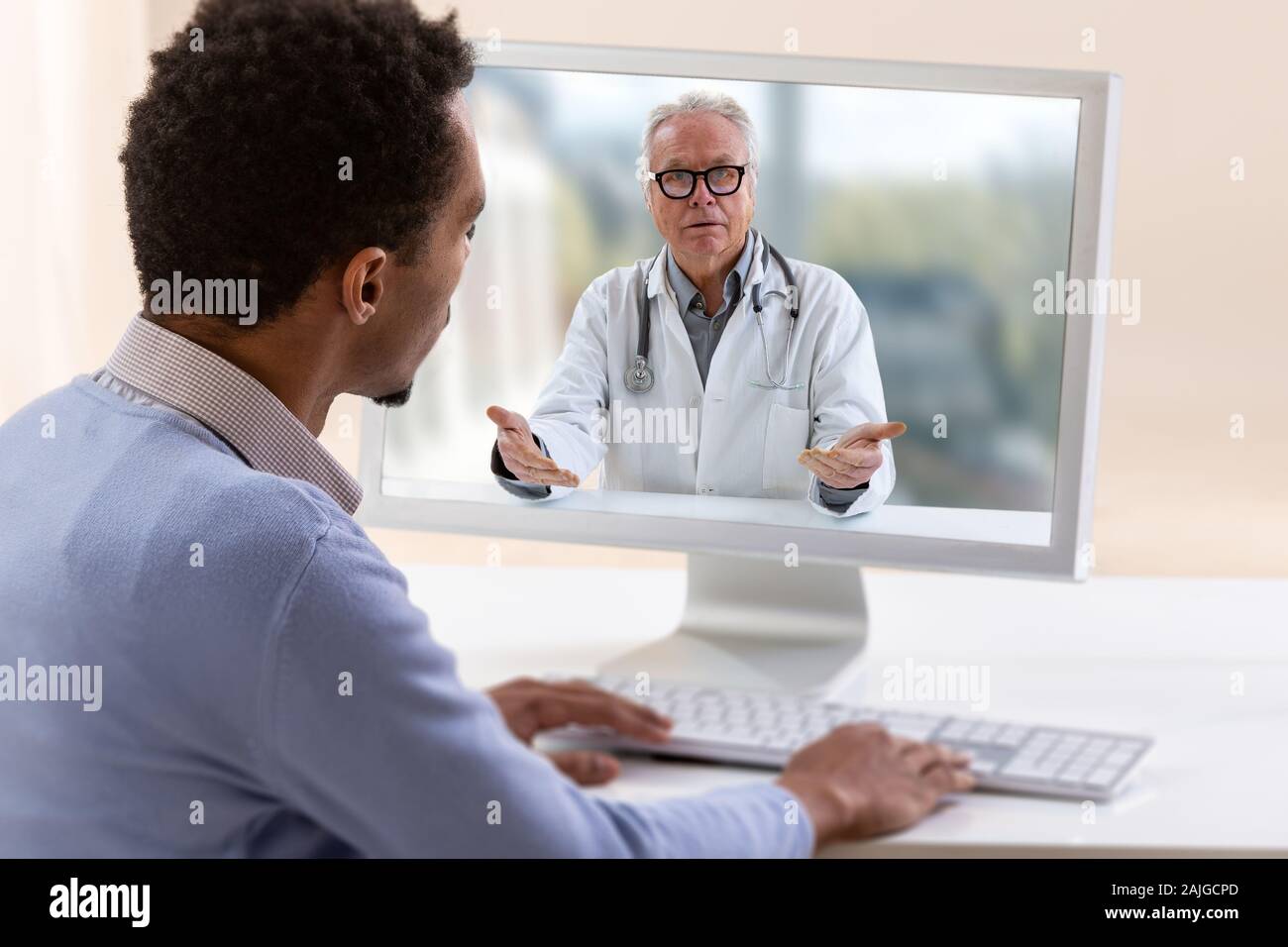 In-home Care für einen jungen männlichen Patienten mit Telemedizin oder Telehealth, virtuelle Live Chat. Stockfoto