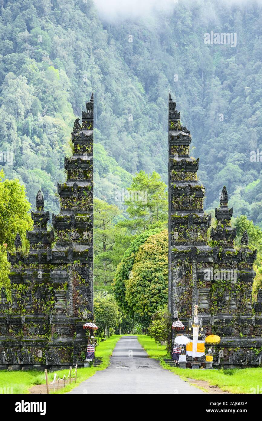 Atemberaubende Aussicht auf die handara Iconic Tor im Norden von Bali, Indonesien. Der hinduistische Tor symbolisiert den Eingang von der äußeren Welt in den Tempel. Stockfoto