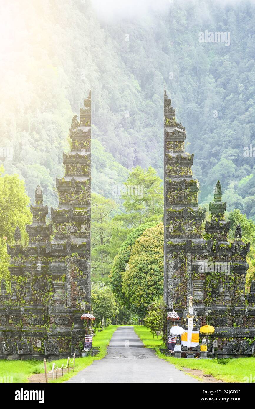Atemberaubende Aussicht auf die handara Iconic Tor im Norden von Bali, Indonesien. Der hinduistische Tor symbolisiert den Eingang von der äußeren Welt in den Tempel. Stockfoto