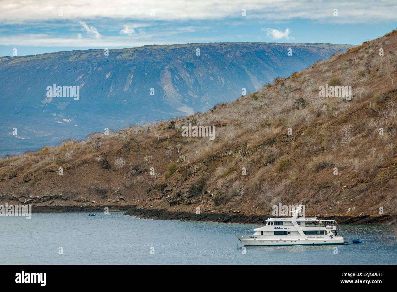 Touristenboot auf Tagus Cove verankert, die Insel Isabela, Galapagos, Ecuador. Stockfoto