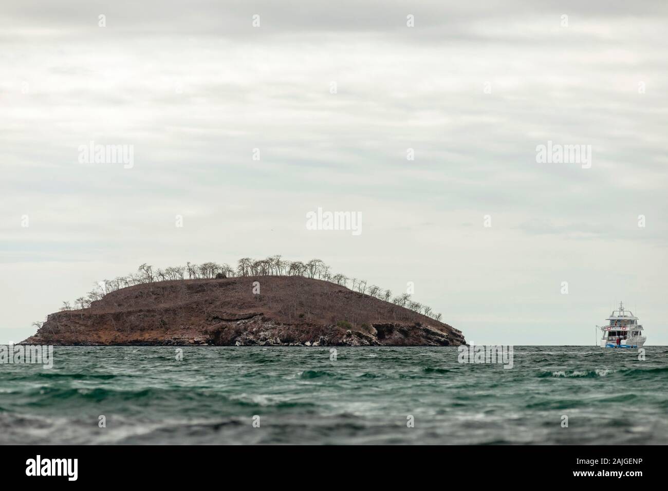 Touristenboot und Insel in der Nähe von Elizabeth Bay, Insel Isabela, Galapagos, Ecuador. Stockfoto