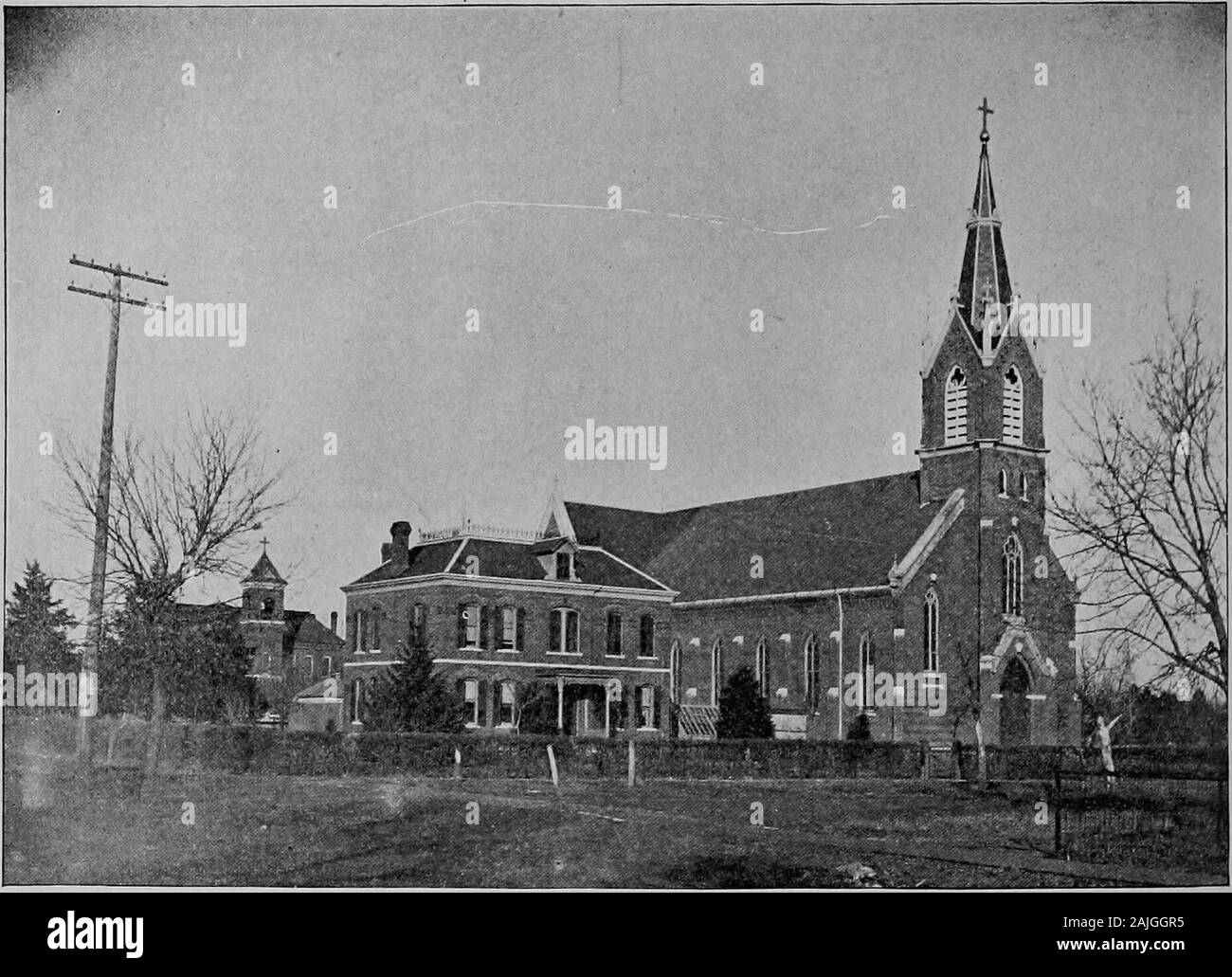 Geschichte des Nemaha County, Kansas. ich den parochialen Schule liegt. Neue Gebäude wurden errichtet und die Schule wurde von den Benediktinerinnen ofMt geöffnet. St. Scholasticas Akademie, Atchison, im Jahr 1878. Neue addi- hatte im Laufe der Zeit vorgenommen werden müssen, um die wachsenden Anforderungen der Schule gerecht zu werden. Die Gemeinde wuchs leise, aber ständig unter Vater Emmanuelssuccessor, Pfr. Thomas Bartl, O. S. B., der Pfarrer einmal - vor. Er Seneca vom Herbst 1881 bis zum Sommer 1885 residierte. 304 GESCHICHTE DES NEMAHA COUNTY Krank und abgenutzt, durch seine vielen und langen missionarischen Arbeit, klicken Sie Stockfoto