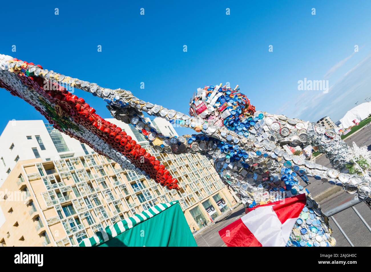 Kunst installation Skulptur aus Plastikflaschen und Mülltonnen libanesischer Künstler Pierre Abboud, Martyrs' Square, Beirut Central District, Libanon Stockfoto
