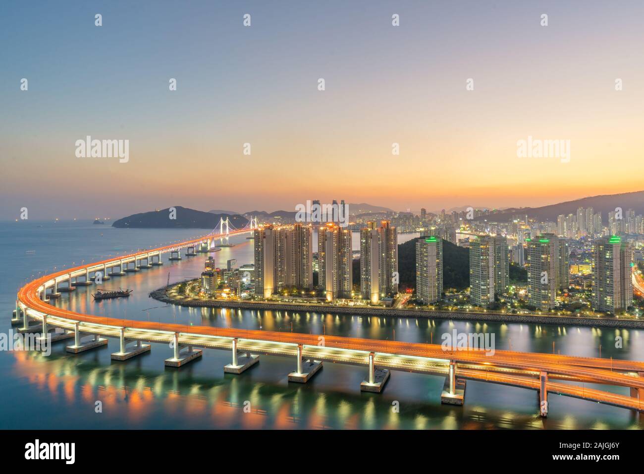 Busan City Skyline in Haeundae business district Skyline Blick vom Dach in der Nacht in Busan, Südkorea. Asiatische Tourismus, moderne Stadt leben, oder b Stockfoto