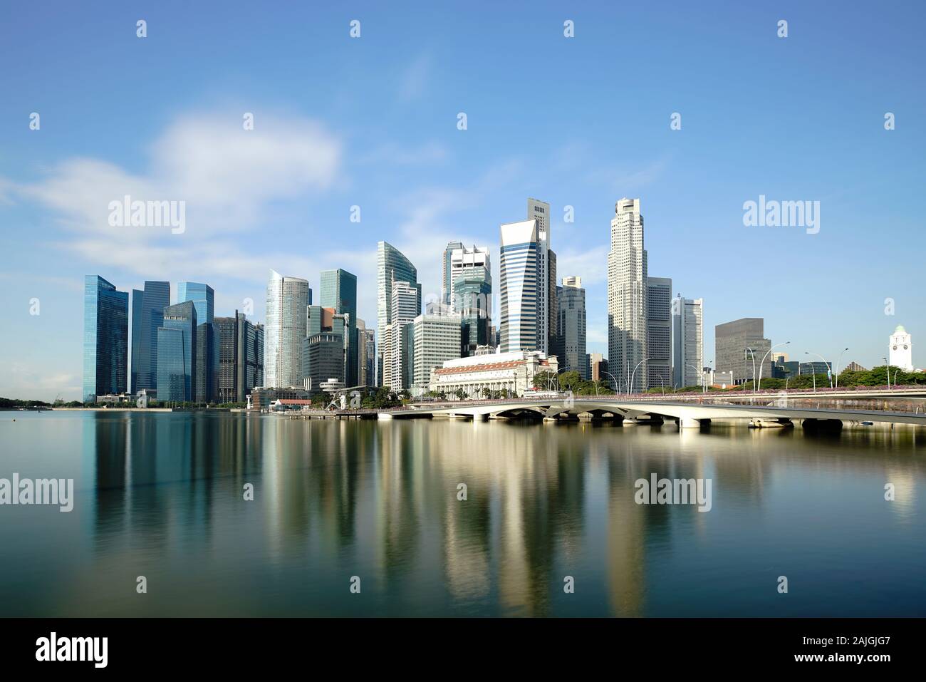 Singapur Geschäftsviertel Skyline der Innenstadt Gebäude mit touristischen Sehenswürdigkeiten in Tag in der Marina Bay, Singapore. Asiatische Tourismus, moderne Stadt l Stockfoto