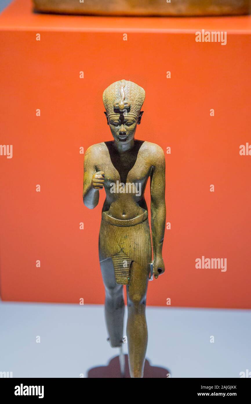 Foto während der Eröffnung der Ausstellung "Osiris, Ägyptens versunkene Geheimnisse". Statue eines Königs, bronze, Thönis-Heraklion. Stockfoto