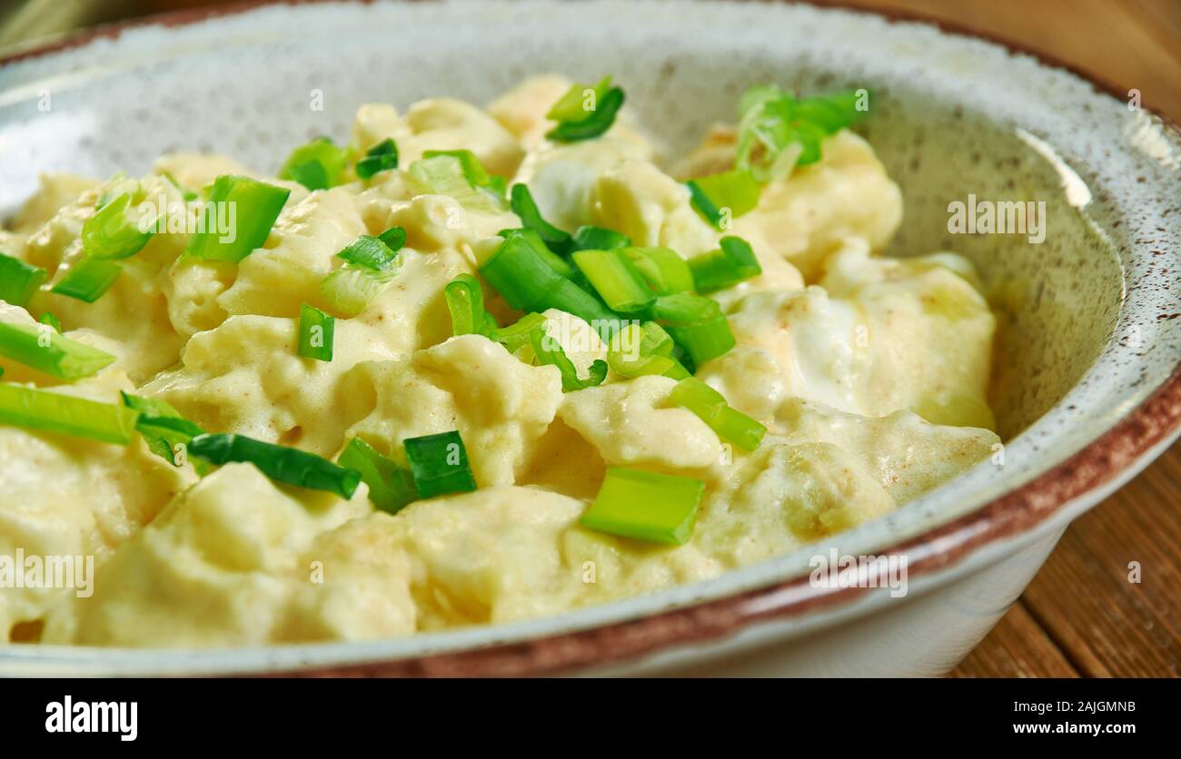 Südliche Kartoffelsalat, kleine Schüssel, mischen Mayonnaise, Senf, Essig, Zucker, Zwiebeln und Pulver Stockfoto