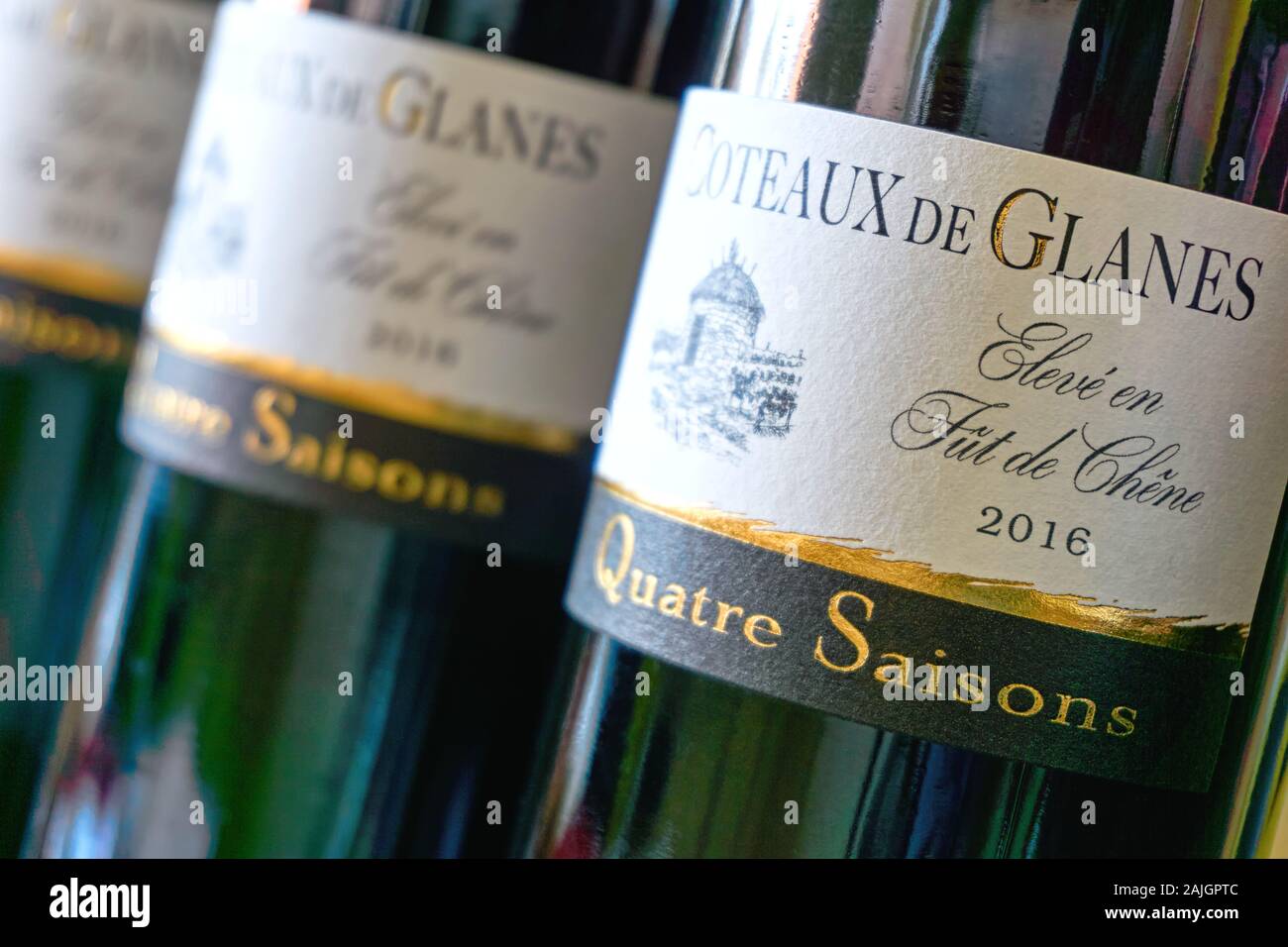 Flaschen Coteaux de Glanes. Ein schöner Rotwein aus dem Südwesten Frankreichs. Die Weinberge liegen in der Nähe des Dordogne-Tals Stockfoto